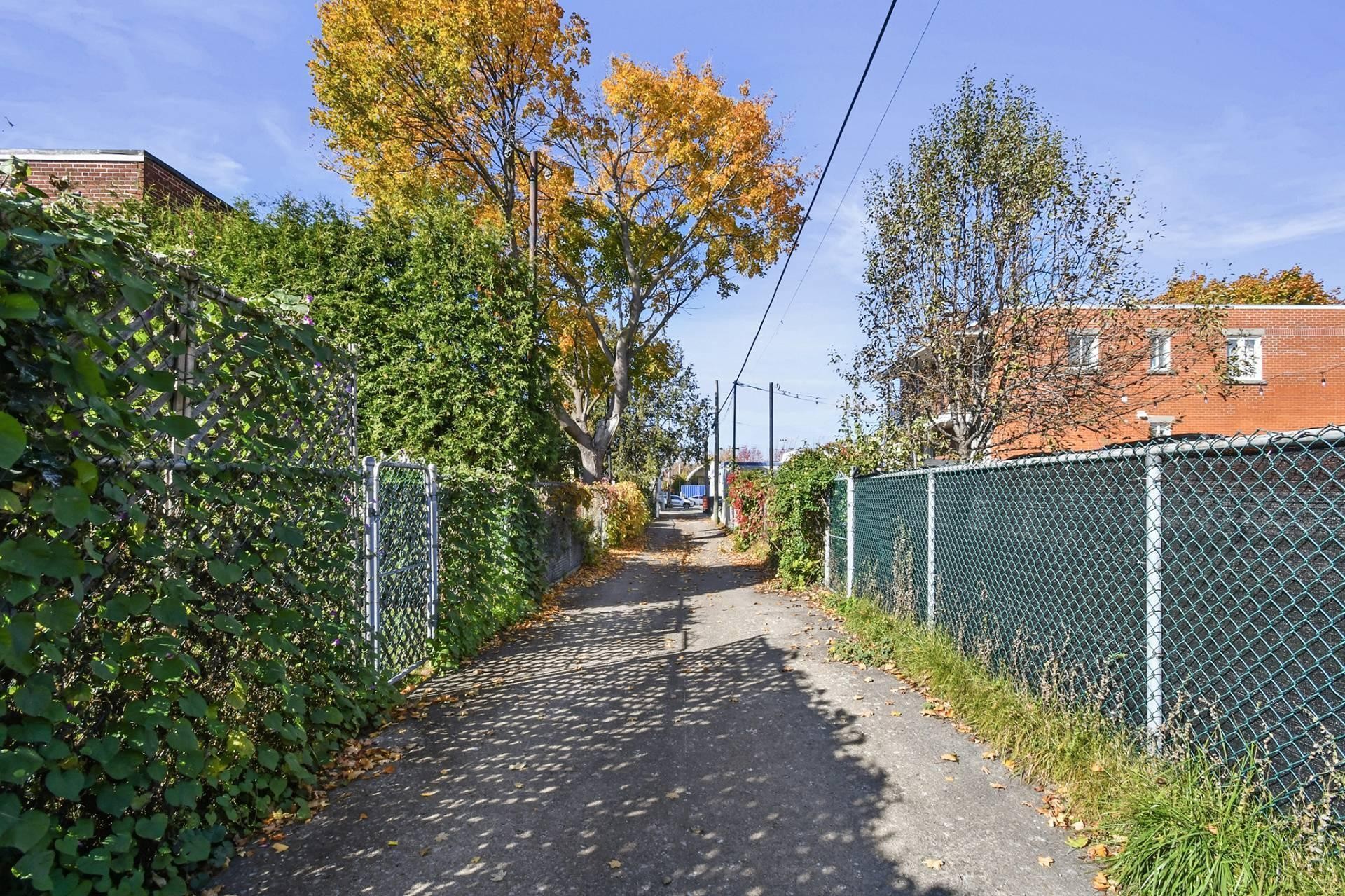 









9453


Rue Parthenais

,
Montréal (Villeray/Saint-Michel/Parc-Extension),




QC
H1Z2N8

