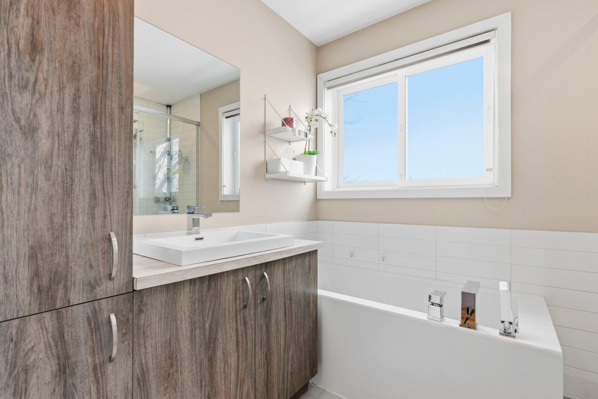 









1688


Rue Soucy

,
Longueuil (Saint-Hubert),




QC
J4T1A3

