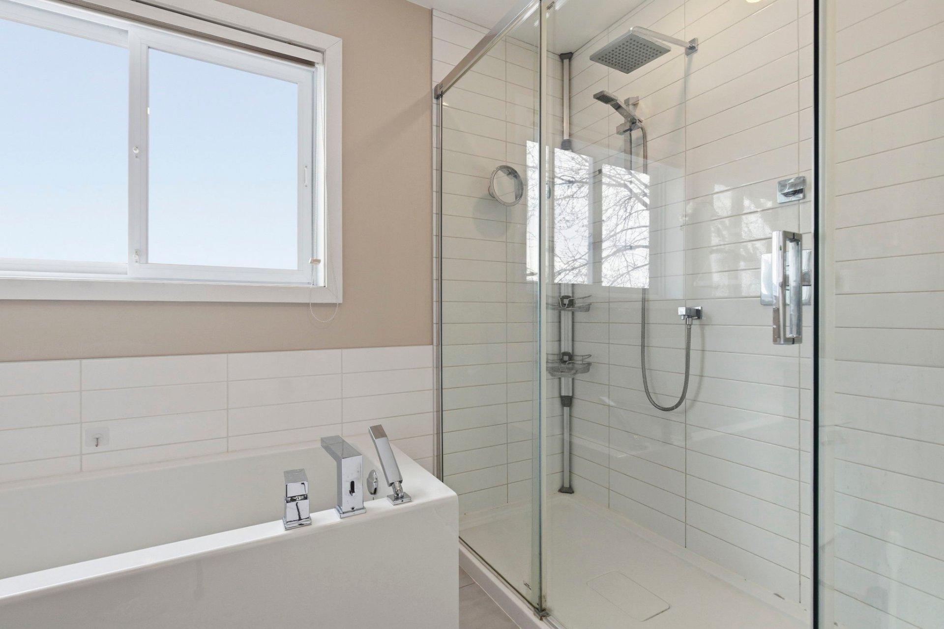 









1688


Rue Soucy

,
Longueuil (Saint-Hubert),




QC
J4T1A3

