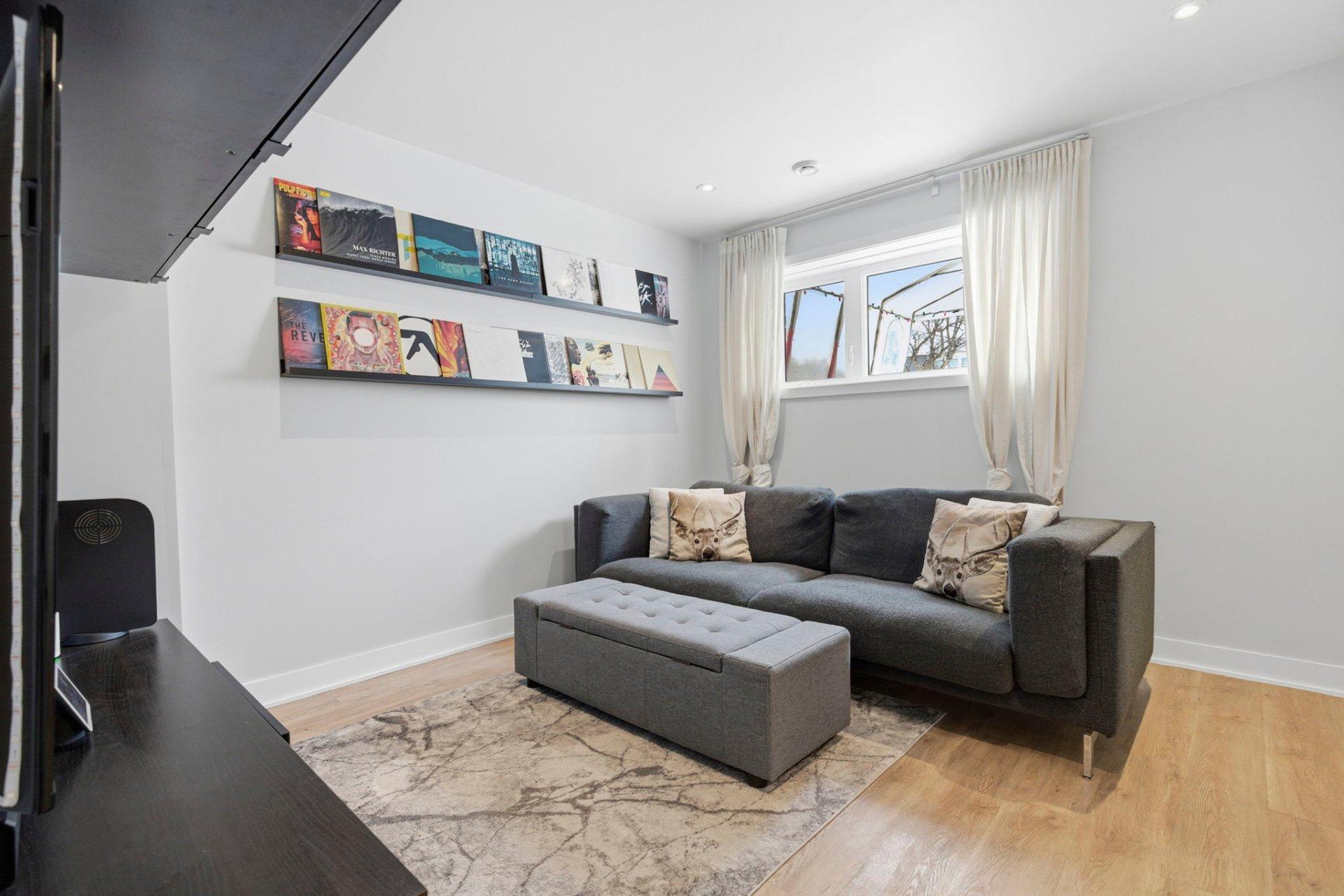 









1688


Rue Soucy

,
Longueuil (Saint-Hubert),




QC
J4T1A3

