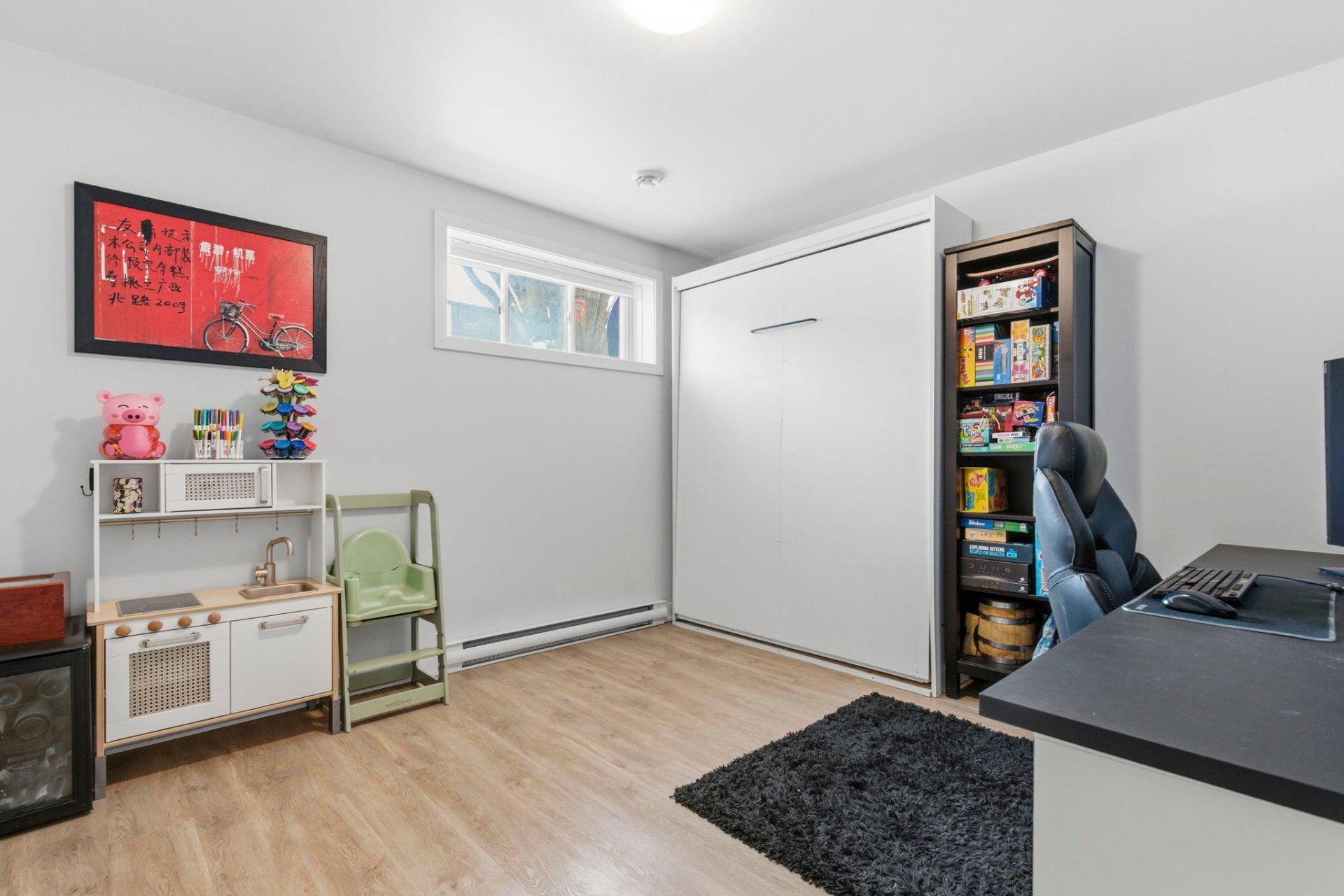 









1688


Rue Soucy

,
Longueuil (Saint-Hubert),




QC
J4T1A3

