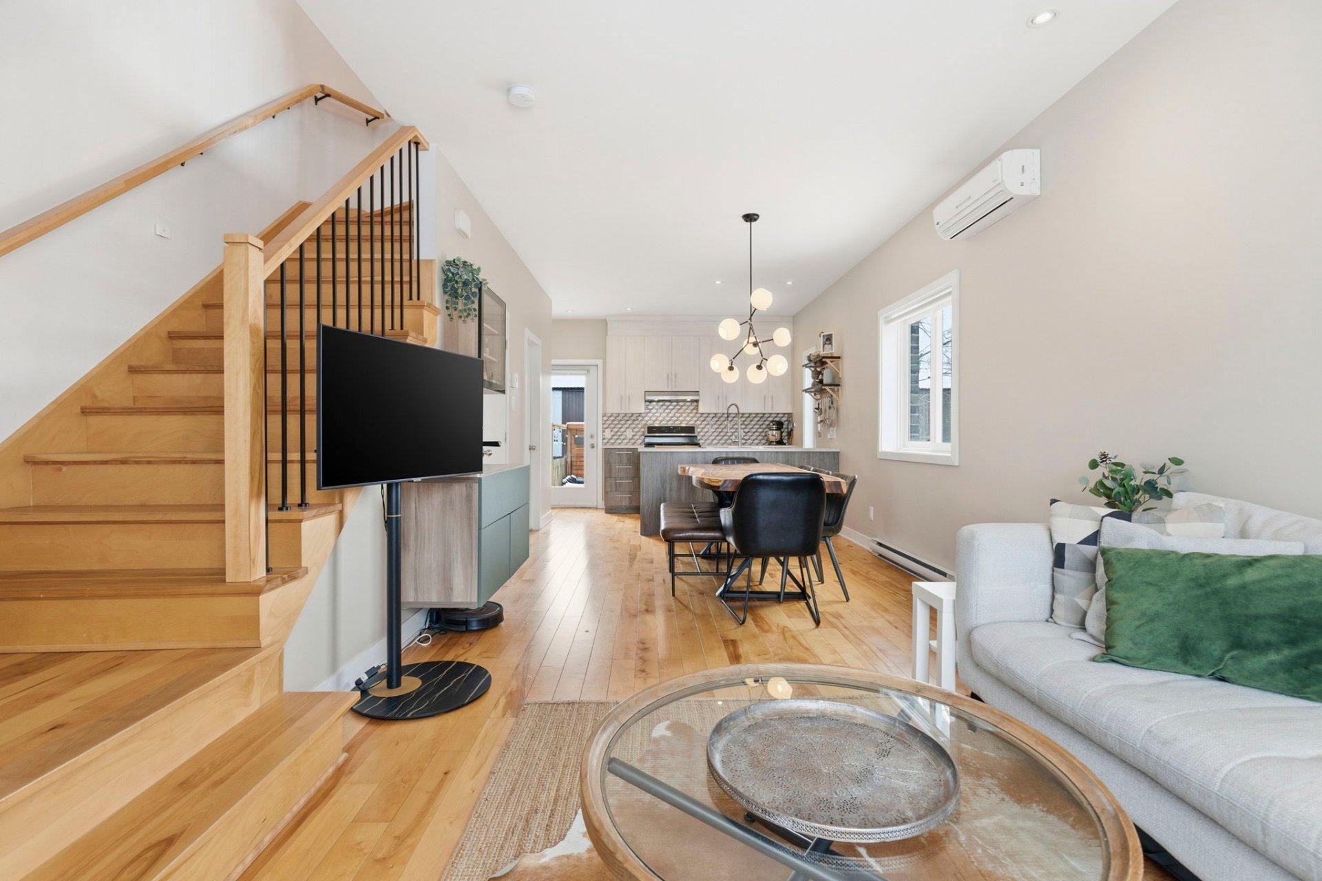 









1688


Rue Soucy

,
Longueuil (Saint-Hubert),




QC
J4T1A3

