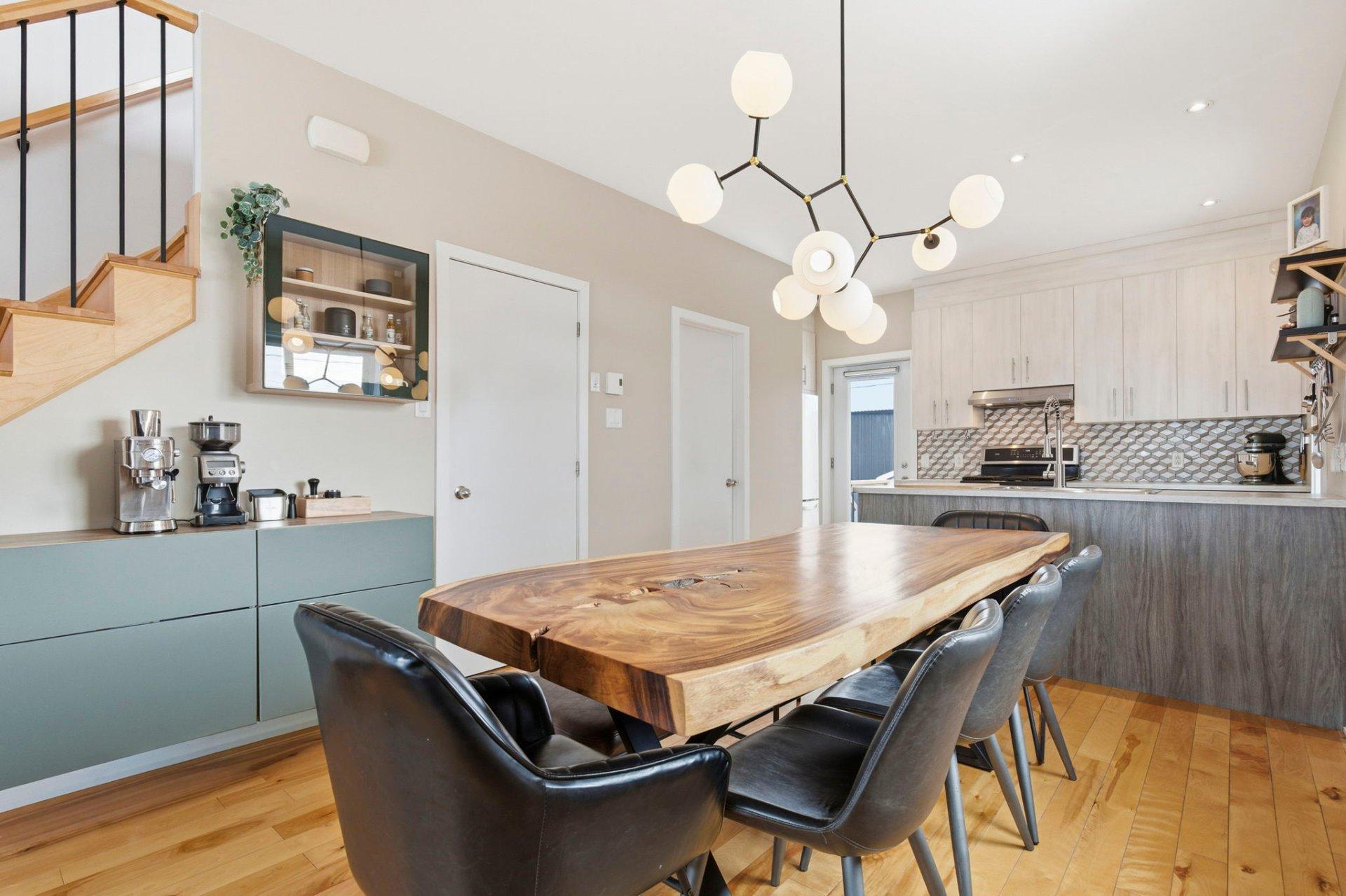 









1688


Rue Soucy

,
Longueuil (Saint-Hubert),




QC
J4T1A3

