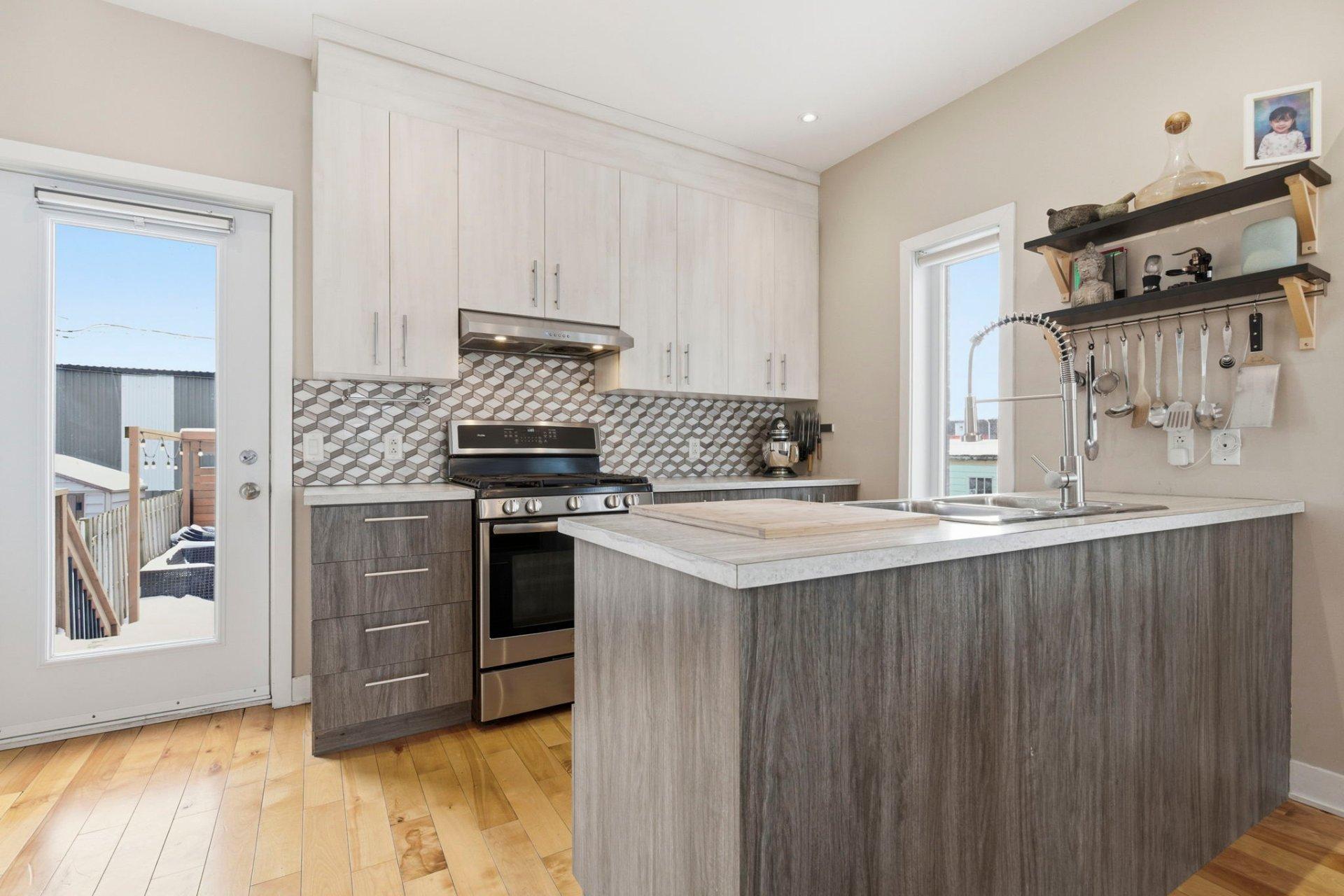 









1688


Rue Soucy

,
Longueuil (Saint-Hubert),




QC
J4T1A3

