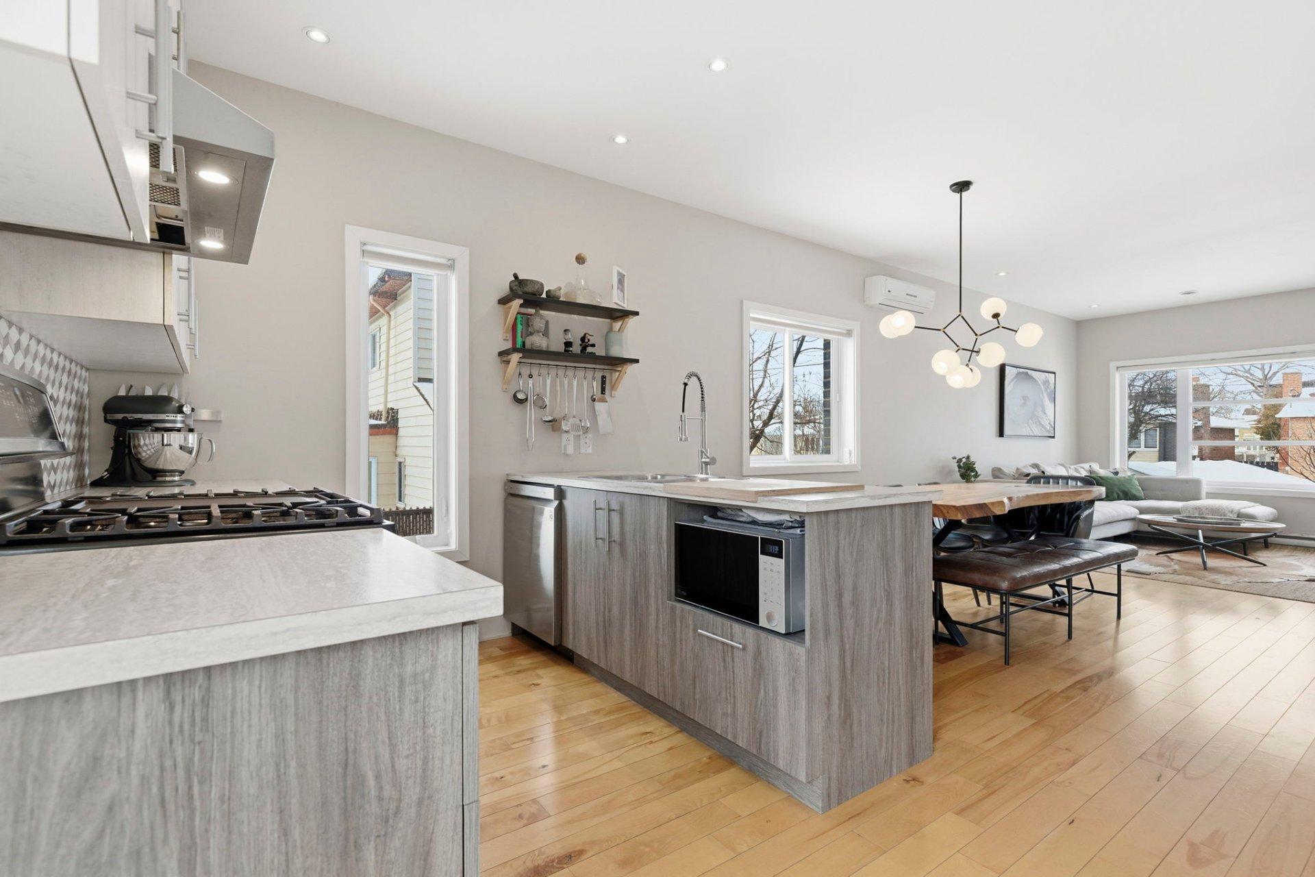 









1688


Rue Soucy

,
Longueuil (Saint-Hubert),




QC
J4T1A3

