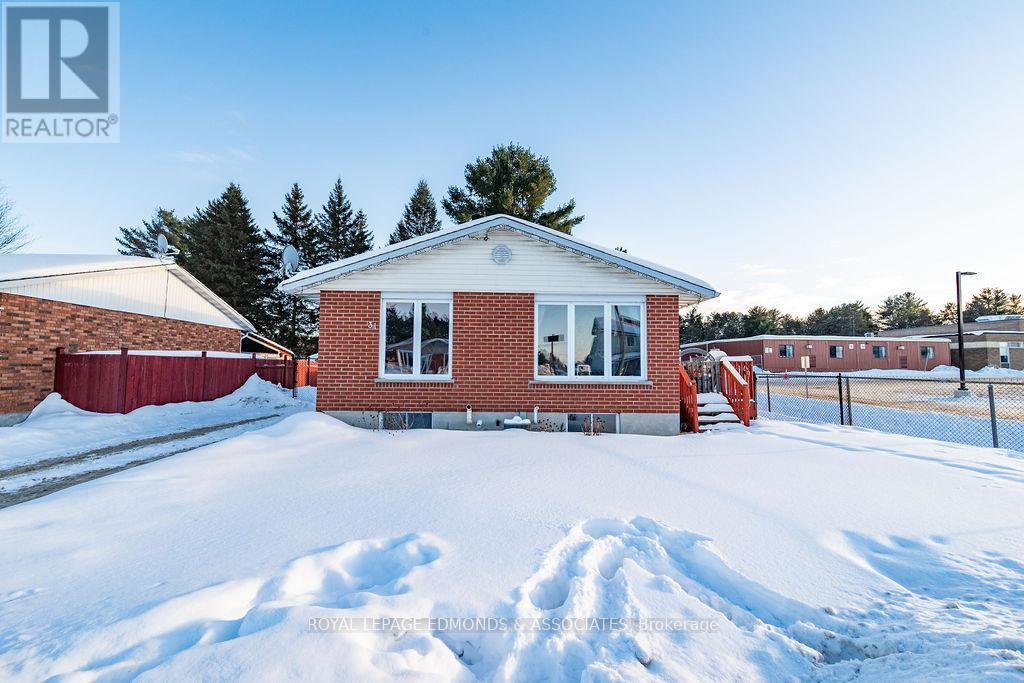 












31 HERMAN STREET

,
Petawawa,




Ontario
K8H1W1

