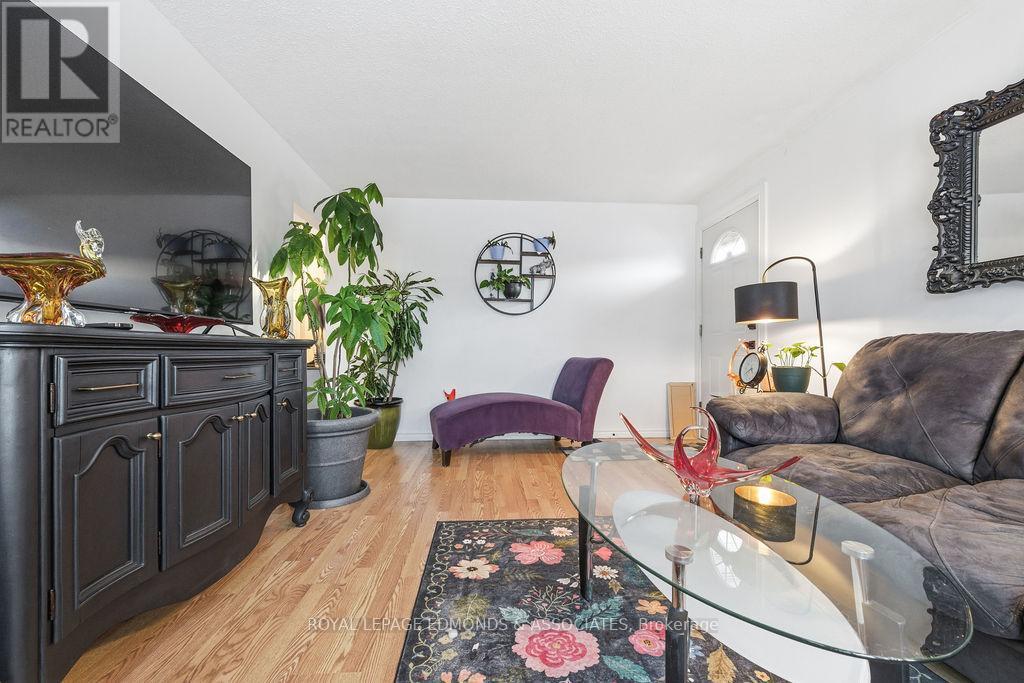 












31 HERMAN STREET

,
Petawawa,




Ontario
K8H1W1

