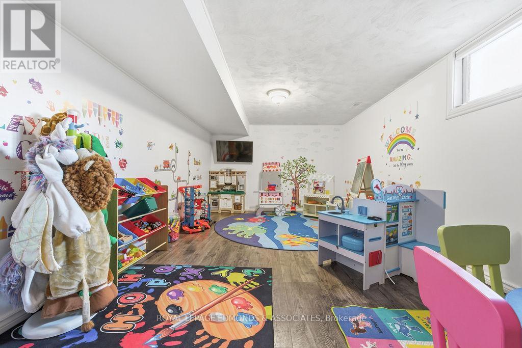 












31 HERMAN STREET

,
Petawawa,




Ontario
K8H1W1

