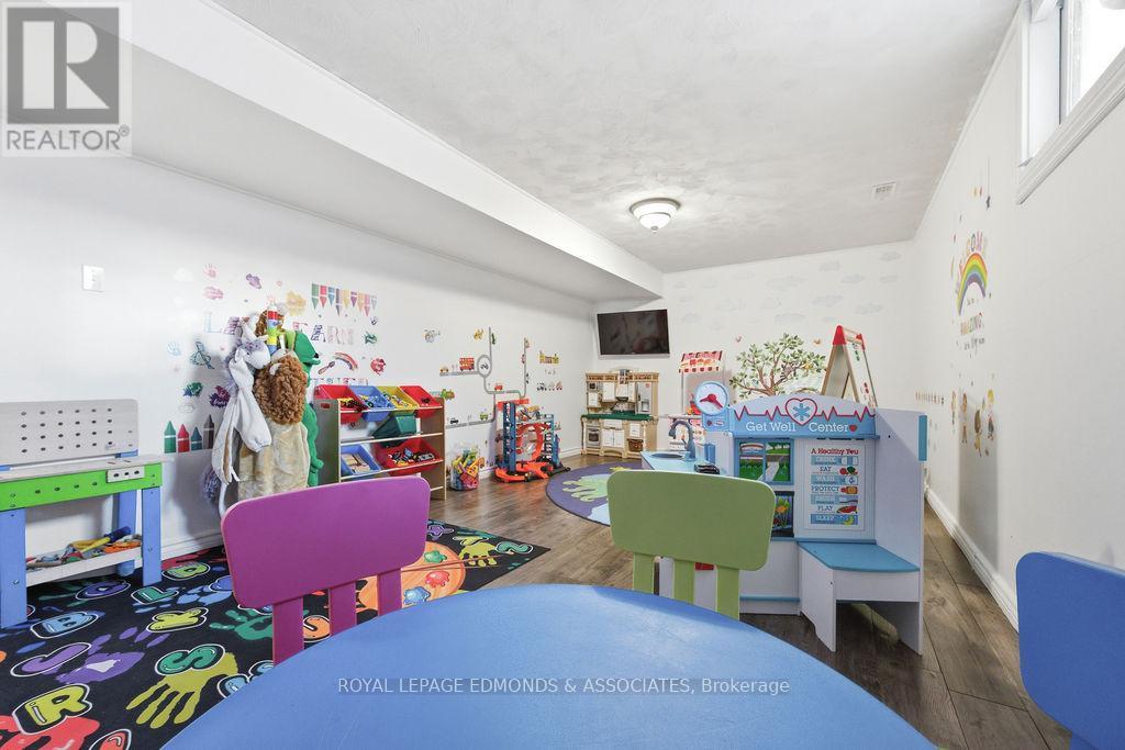 












31 HERMAN STREET

,
Petawawa,




Ontario
K8H1W1

