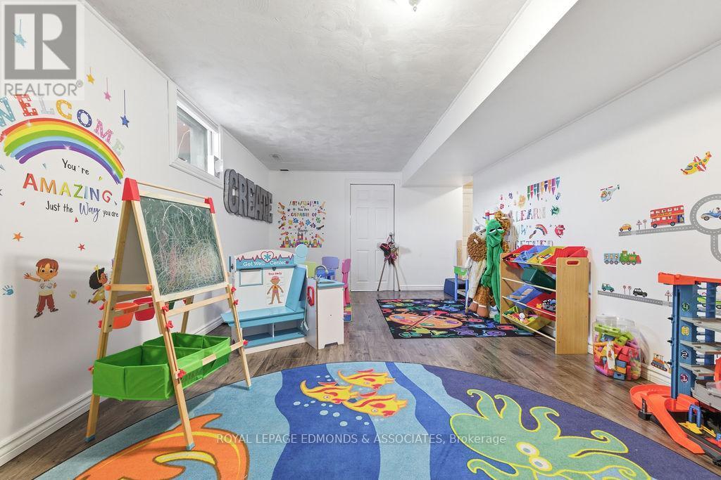 












31 HERMAN STREET

,
Petawawa,




Ontario
K8H1W1

