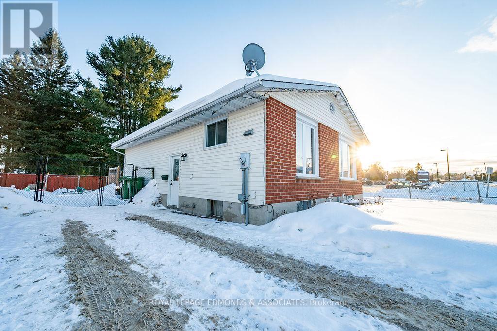 












31 HERMAN STREET

,
Petawawa,




Ontario
K8H1W1

