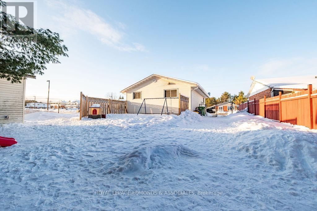 












31 HERMAN STREET

,
Petawawa,




Ontario
K8H1W1

