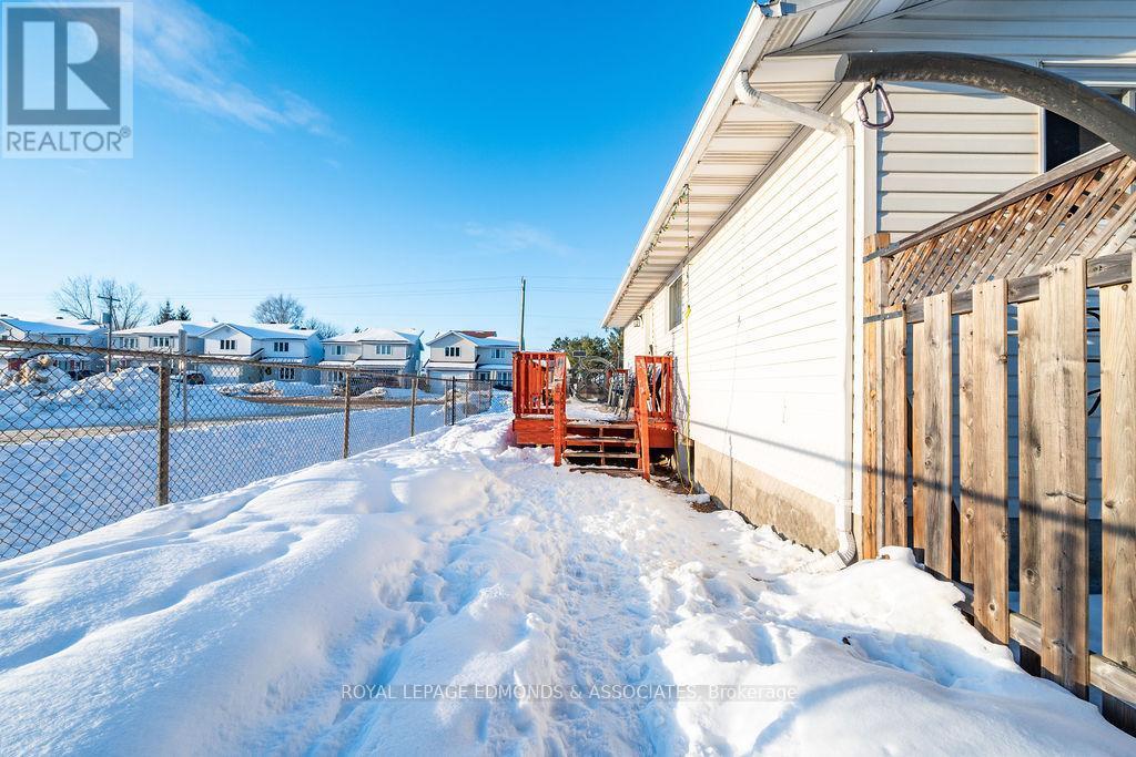 












31 HERMAN STREET

,
Petawawa,




Ontario
K8H1W1

