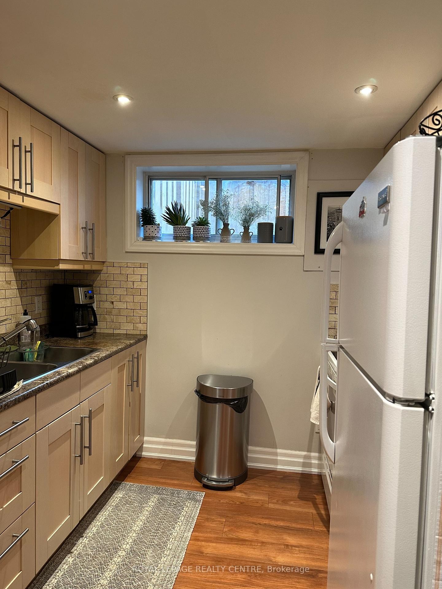 









824


Embassy

Avenue, Bsmt,
Mississauga,




ON
L5J 2Y2

