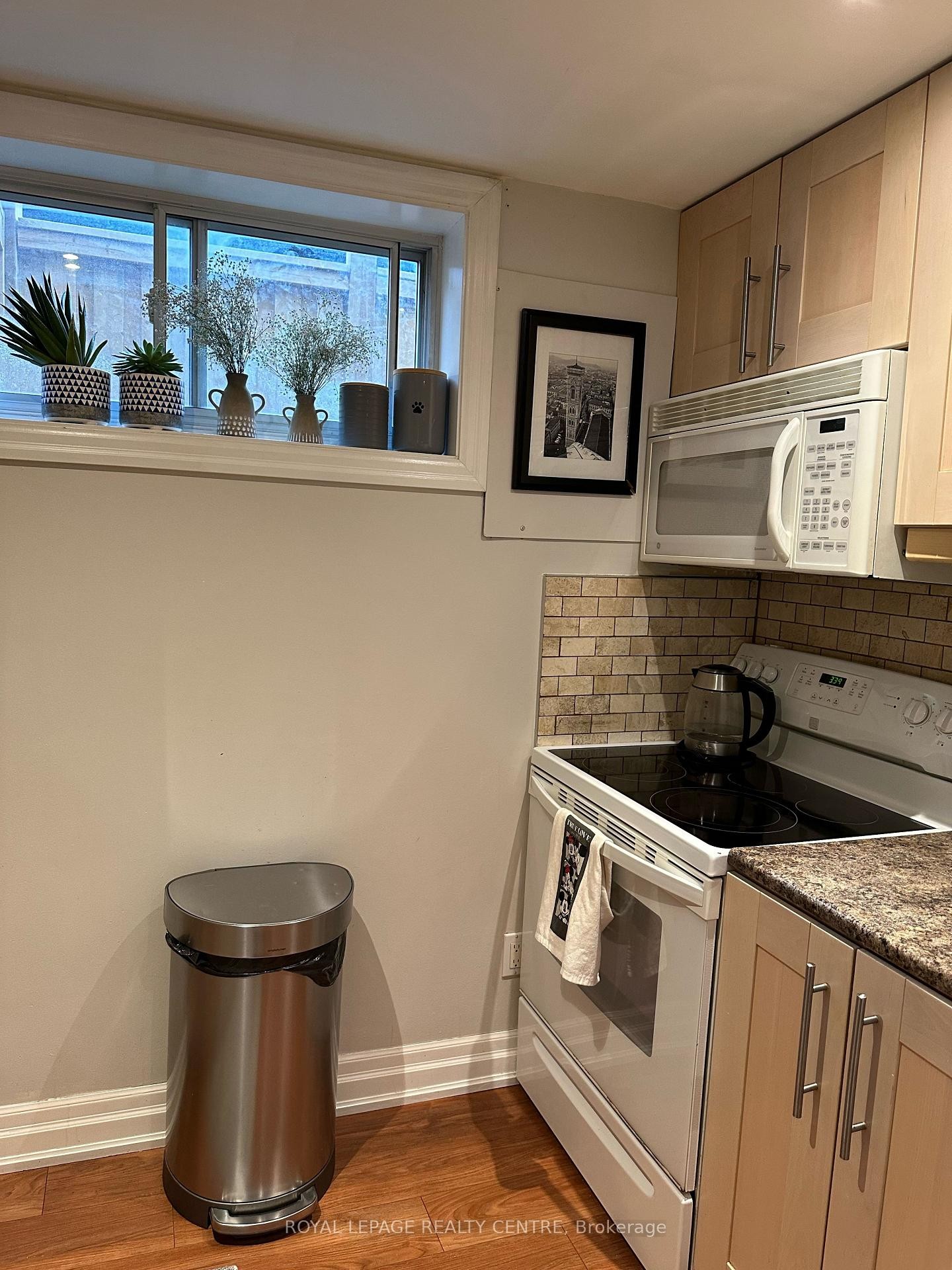 









824


Embassy

Avenue, Bsmt,
Mississauga,




ON
L5J 2Y2

