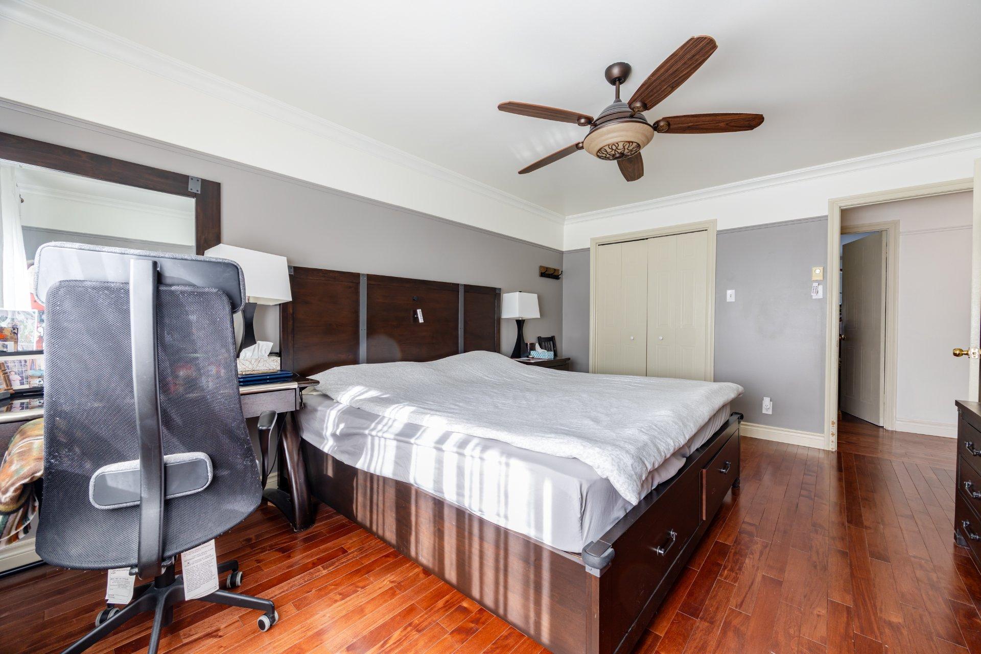 









3912

 - 3916


Grand Boulevard

,
Longueuil (Saint-Hubert),




QC
J4T2M5

