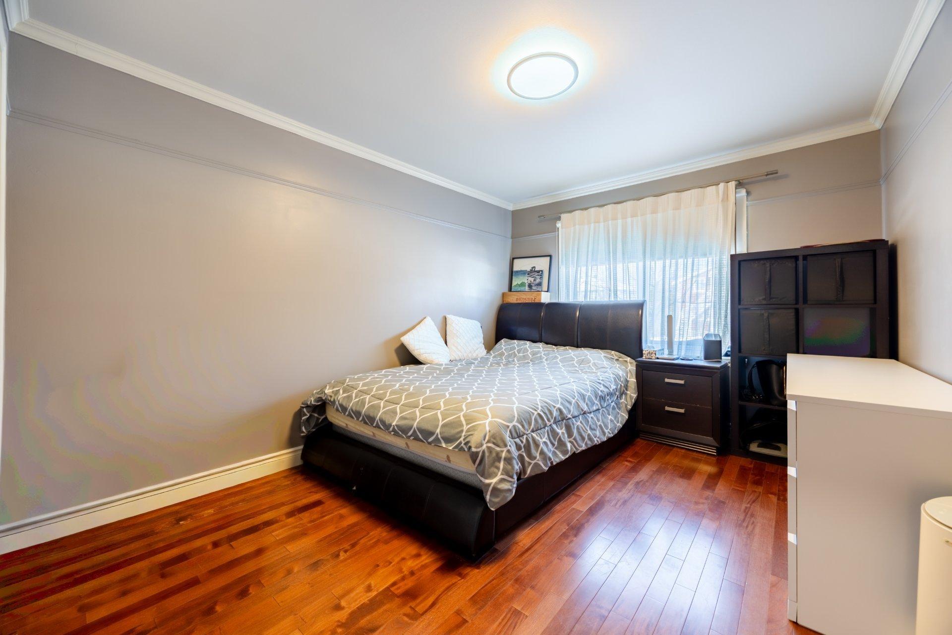 









3912

 - 3916


Grand Boulevard

,
Longueuil (Saint-Hubert),




QC
J4T2M5

