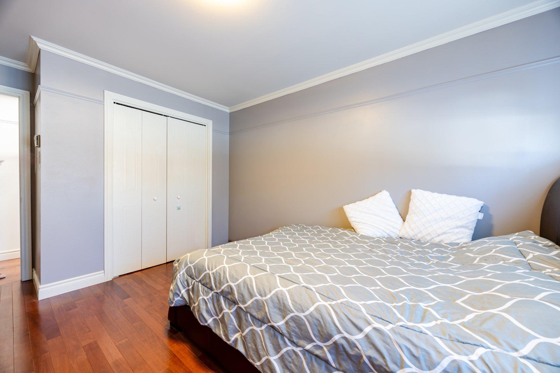 









3912

 - 3916


Grand Boulevard

,
Longueuil (Saint-Hubert),




QC
J4T2M5

