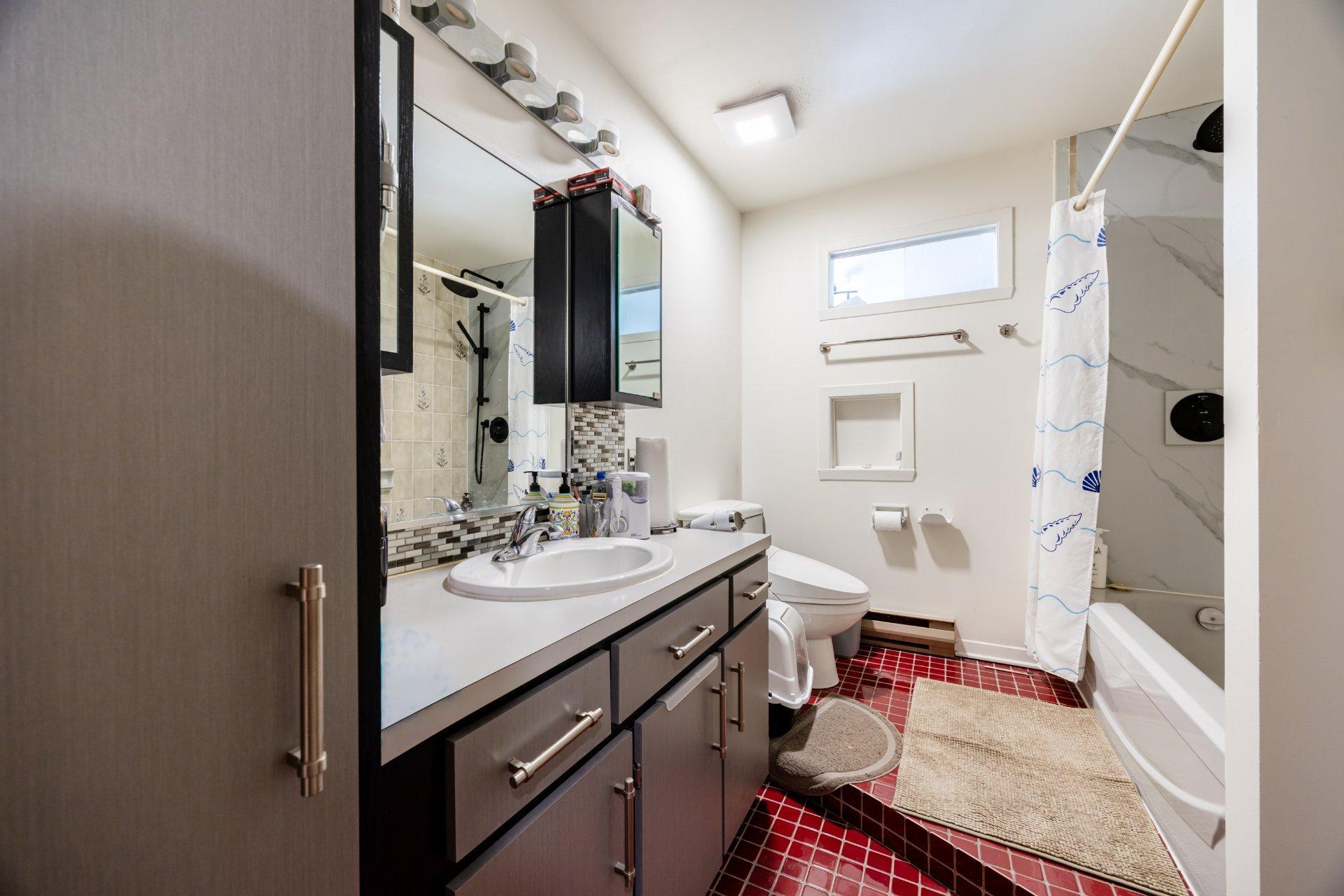 









3912

 - 3916


Grand Boulevard

,
Longueuil (Saint-Hubert),




QC
J4T2M5

