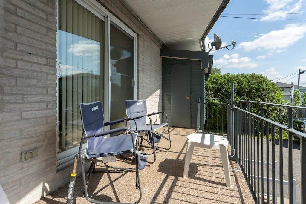 









3912

 - 3916


Grand Boulevard

,
Longueuil (Saint-Hubert),




QC
J4T2M5

