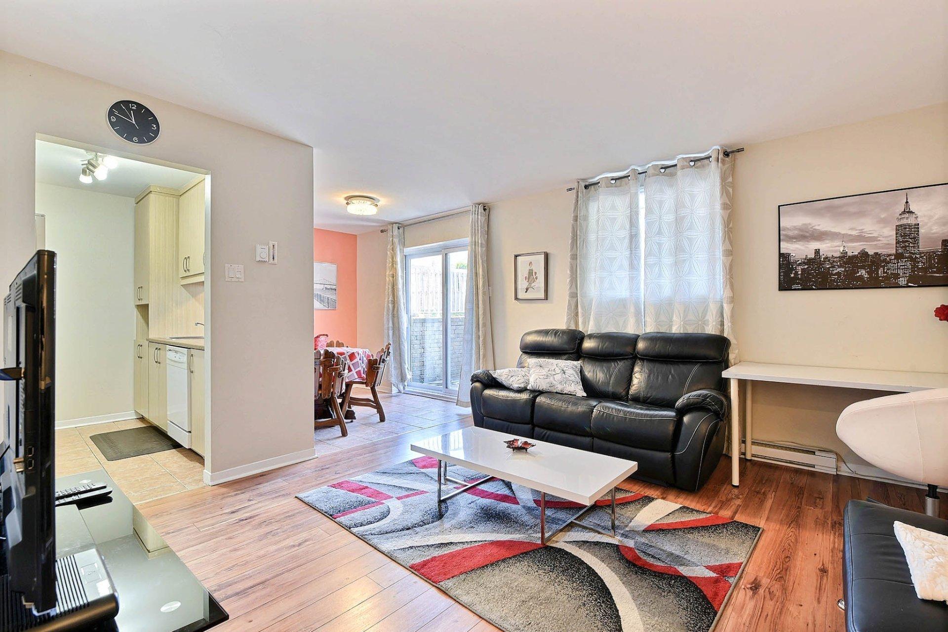 









3912

 - 3916


Grand Boulevard

,
Longueuil (Saint-Hubert),




QC
J4T2M5

