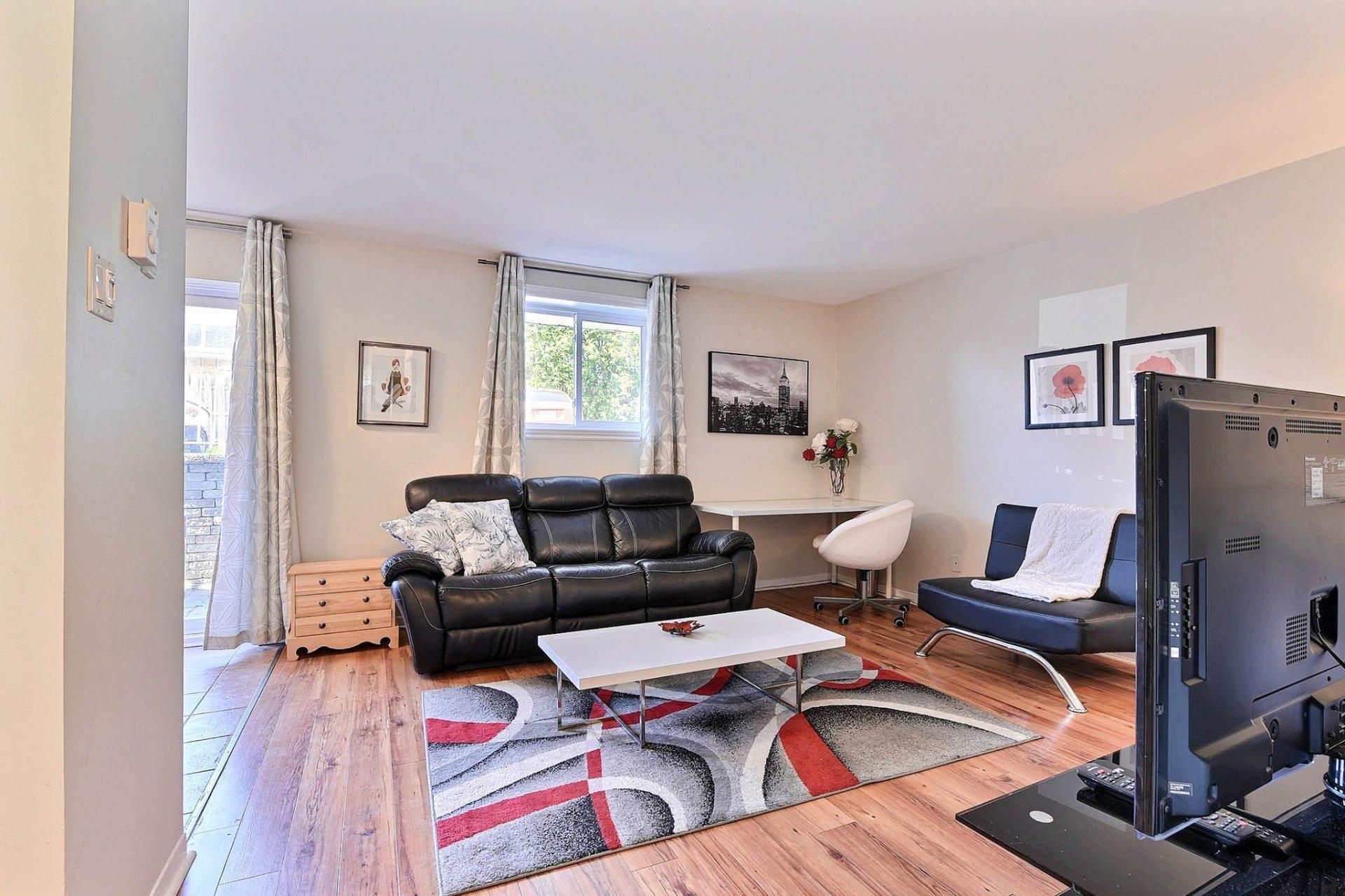 









3912

 - 3916


Grand Boulevard

,
Longueuil (Saint-Hubert),




QC
J4T2M5

