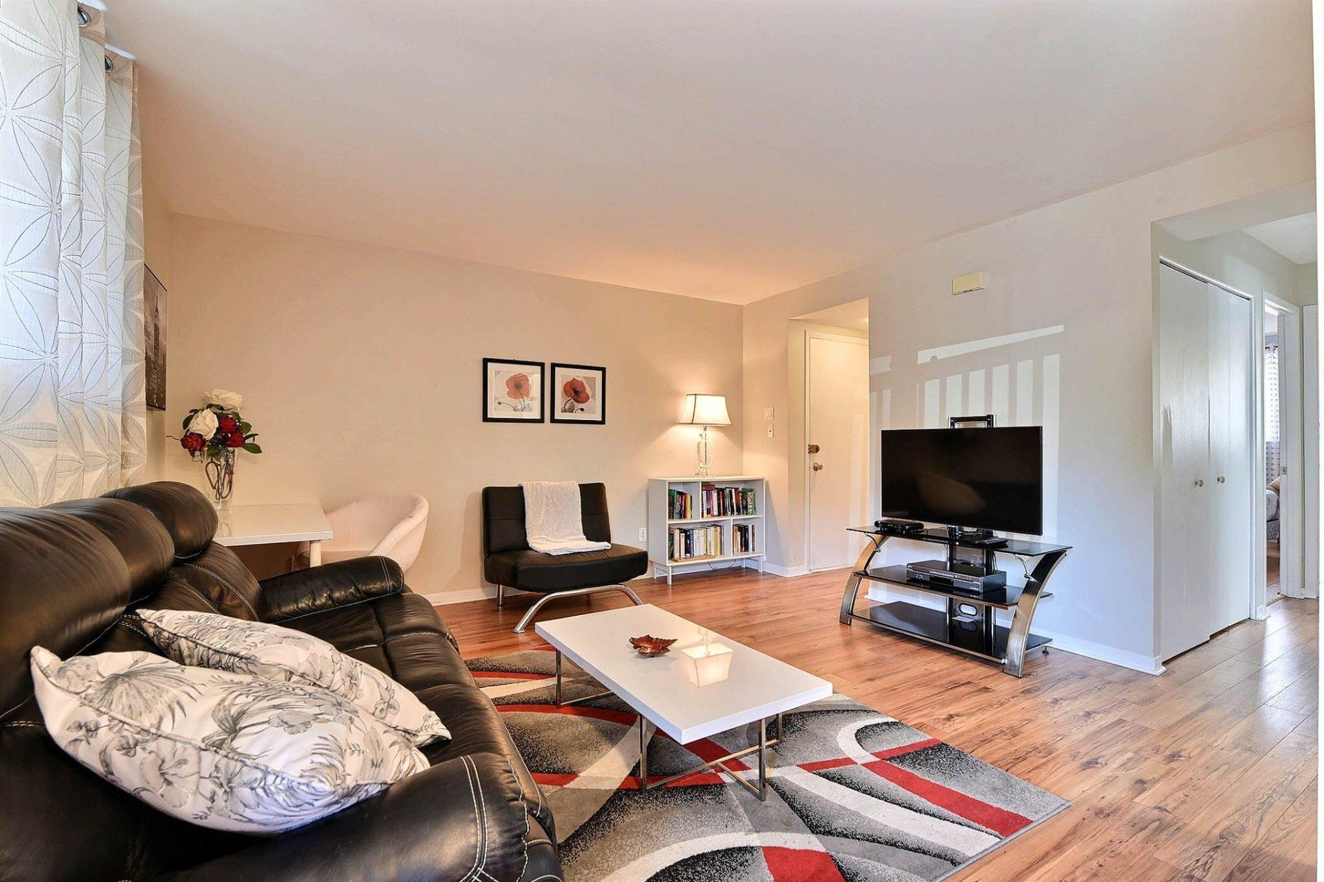 









3912

 - 3916


Grand Boulevard

,
Longueuil (Saint-Hubert),




QC
J4T2M5

