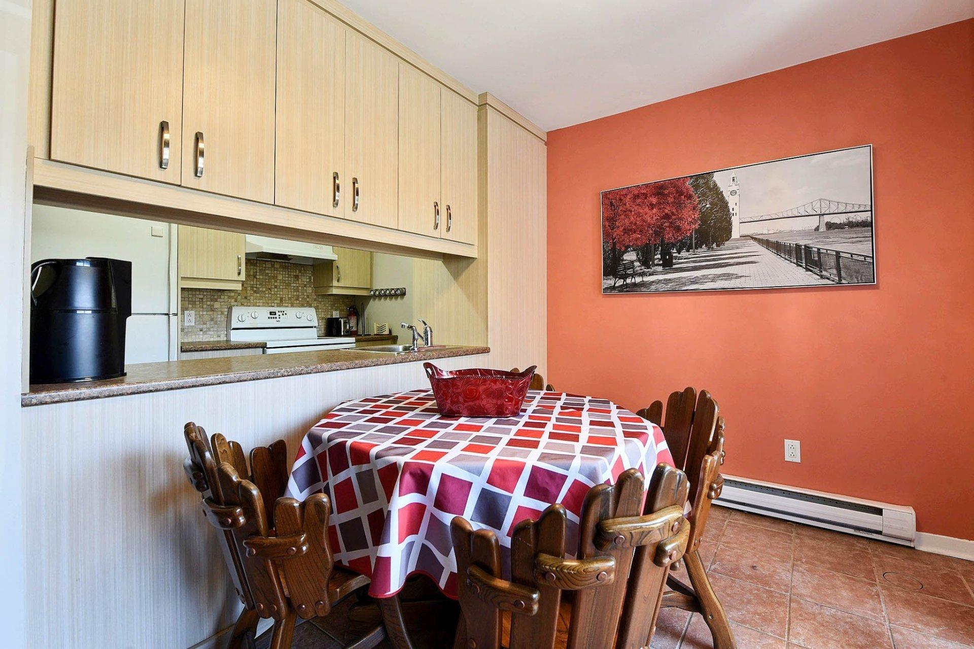 









3912

 - 3916


Grand Boulevard

,
Longueuil (Saint-Hubert),




QC
J4T2M5

