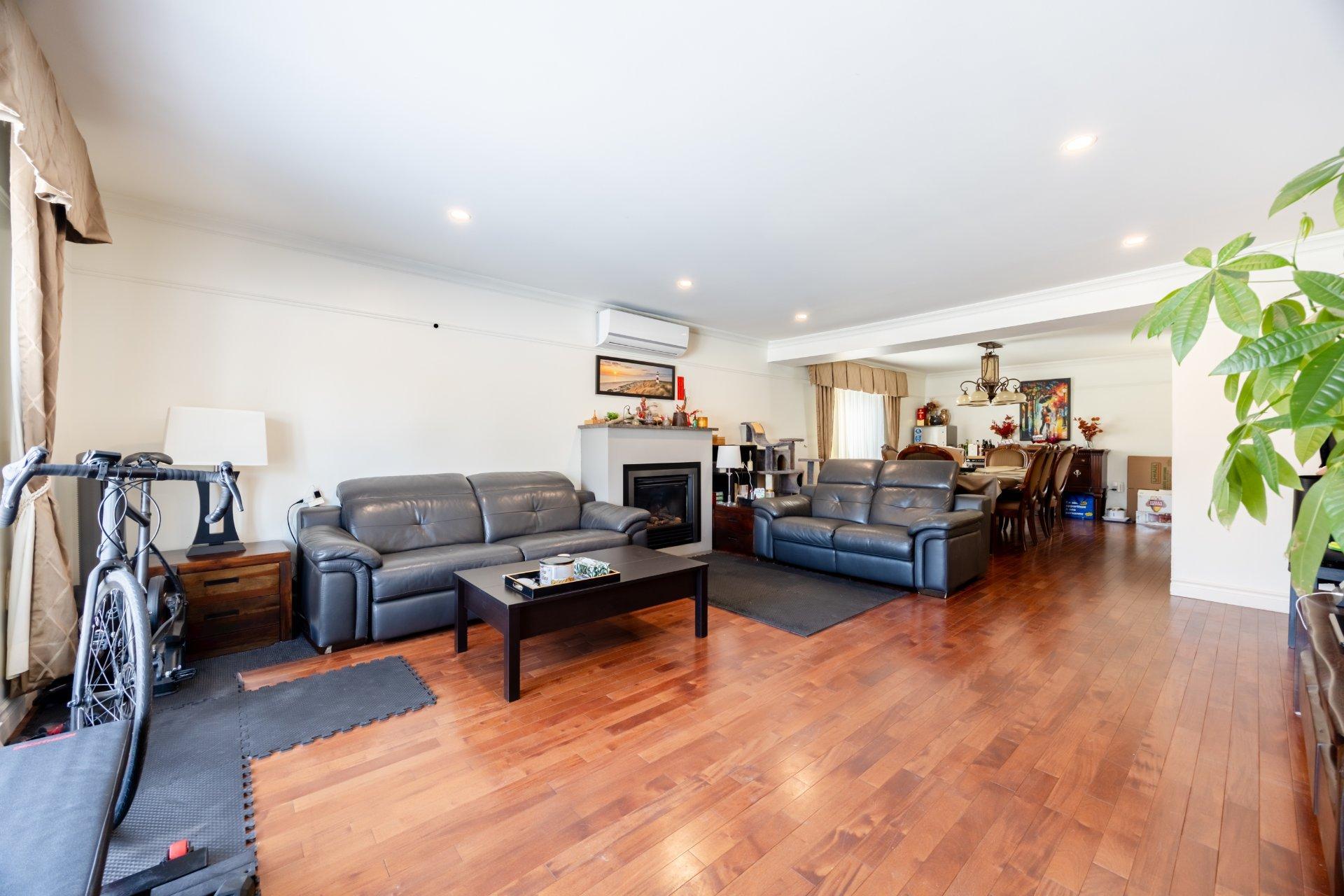 









3912

 - 3916


Grand Boulevard

,
Longueuil (Saint-Hubert),




QC
J4T2M5

