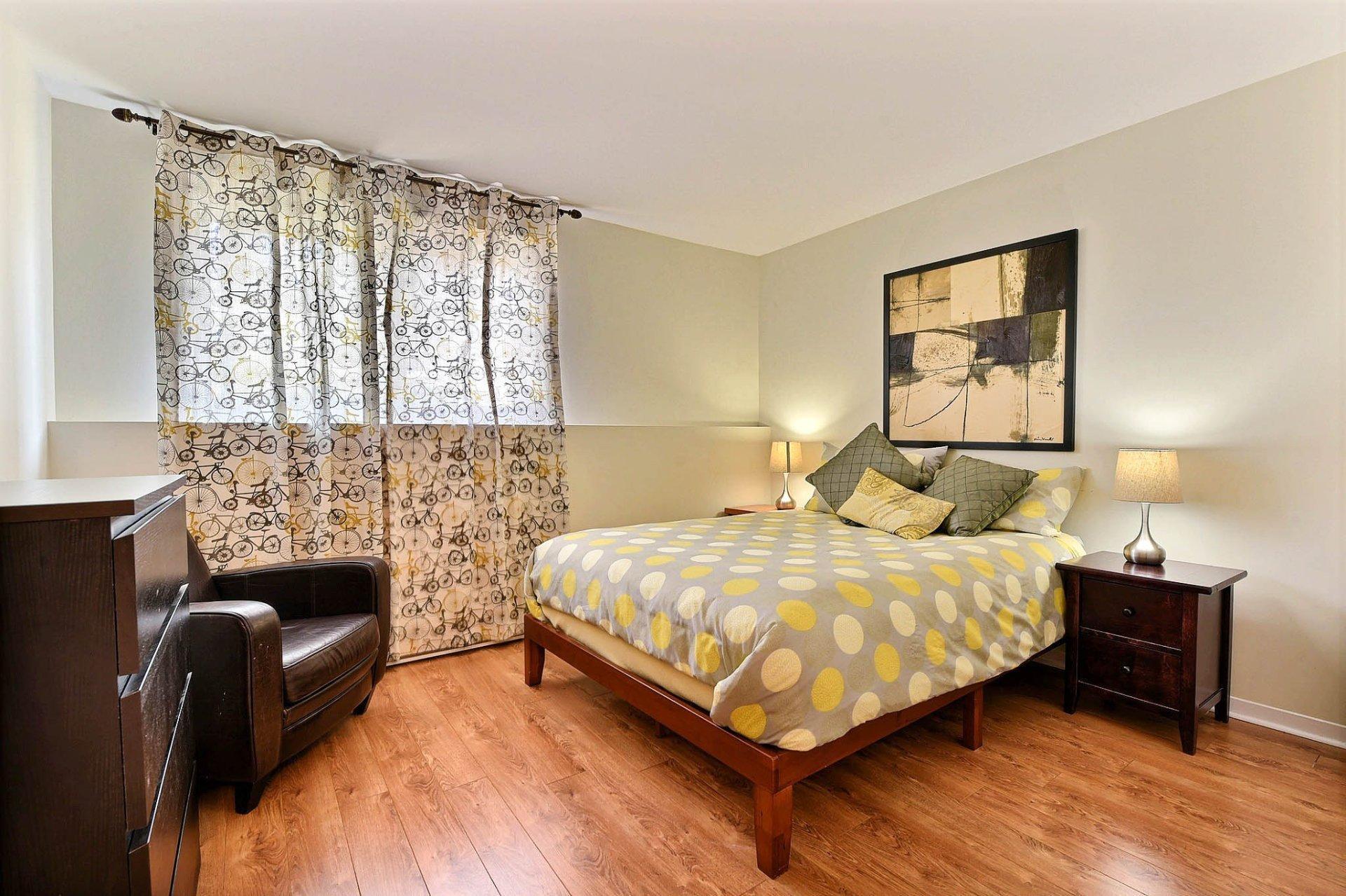 









3912

 - 3916


Grand Boulevard

,
Longueuil (Saint-Hubert),




QC
J4T2M5

