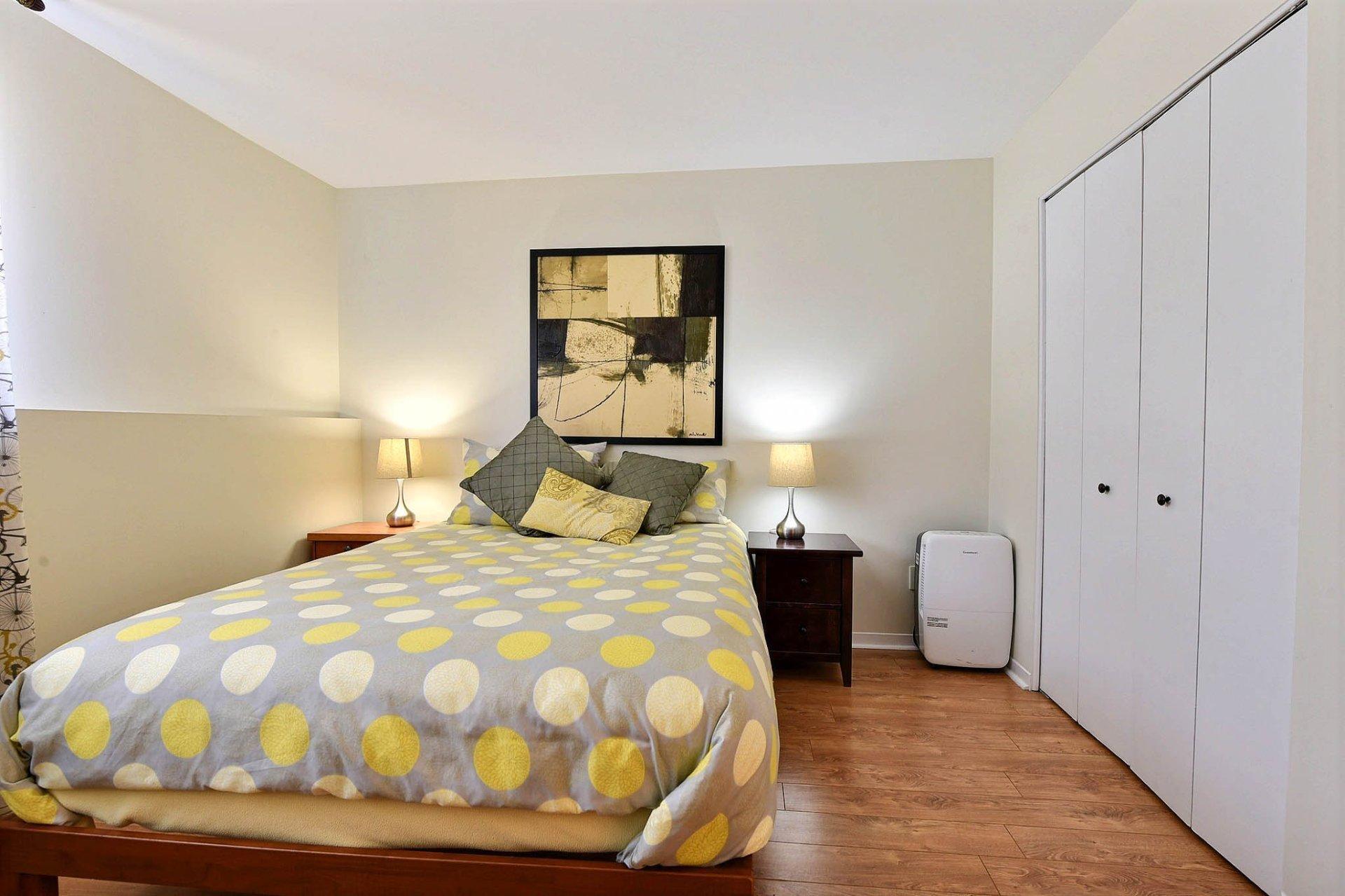 









3912

 - 3916


Grand Boulevard

,
Longueuil (Saint-Hubert),




QC
J4T2M5

