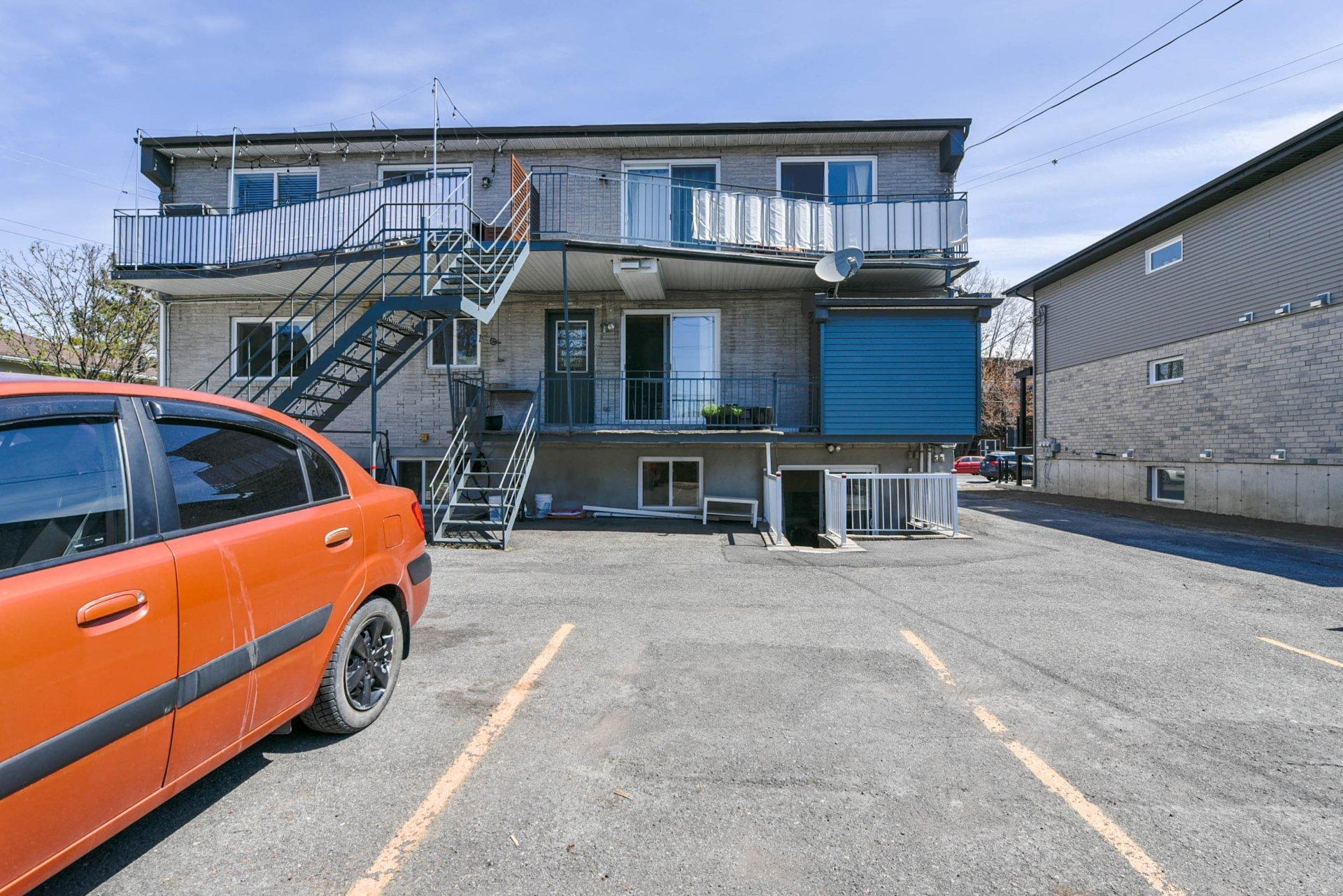 









3912

 - 3916


Grand Boulevard

,
Longueuil (Saint-Hubert),




QC
J4T2M5

