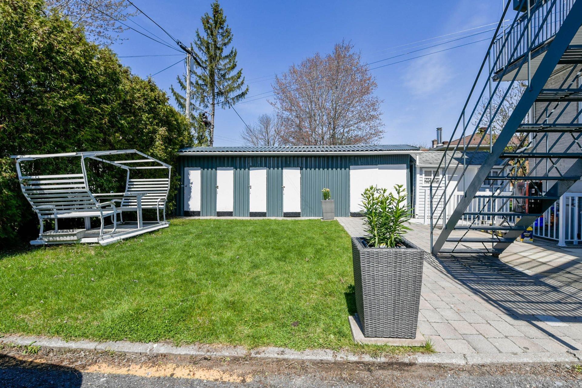 









3912

 - 3916


Grand Boulevard

,
Longueuil (Saint-Hubert),




QC
J4T2M5

