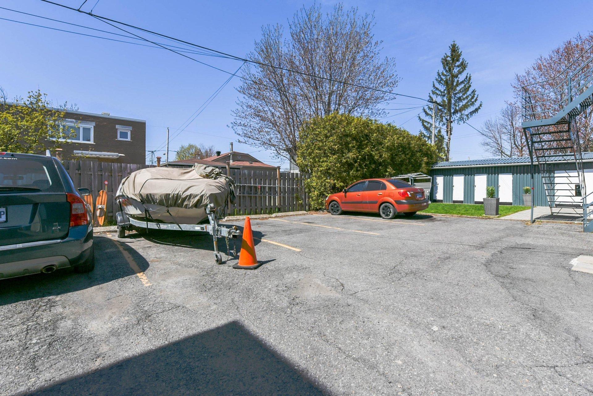 









3912

 - 3916


Grand Boulevard

,
Longueuil (Saint-Hubert),




QC
J4T2M5

