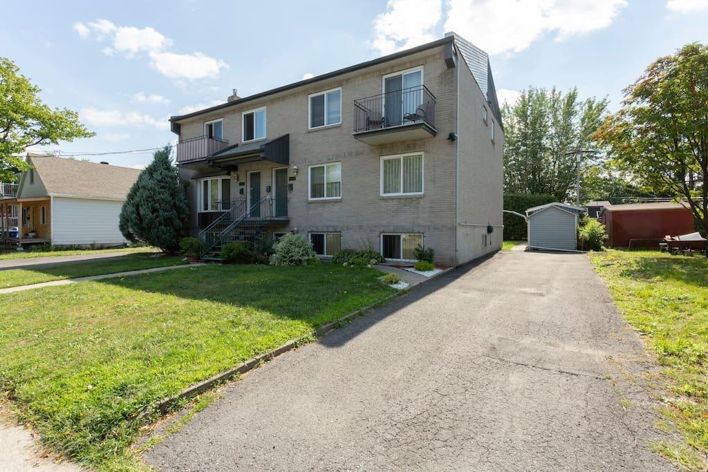 









3912

 - 3916


Grand Boulevard

,
Longueuil (Saint-Hubert),




QC
J4T2M5

