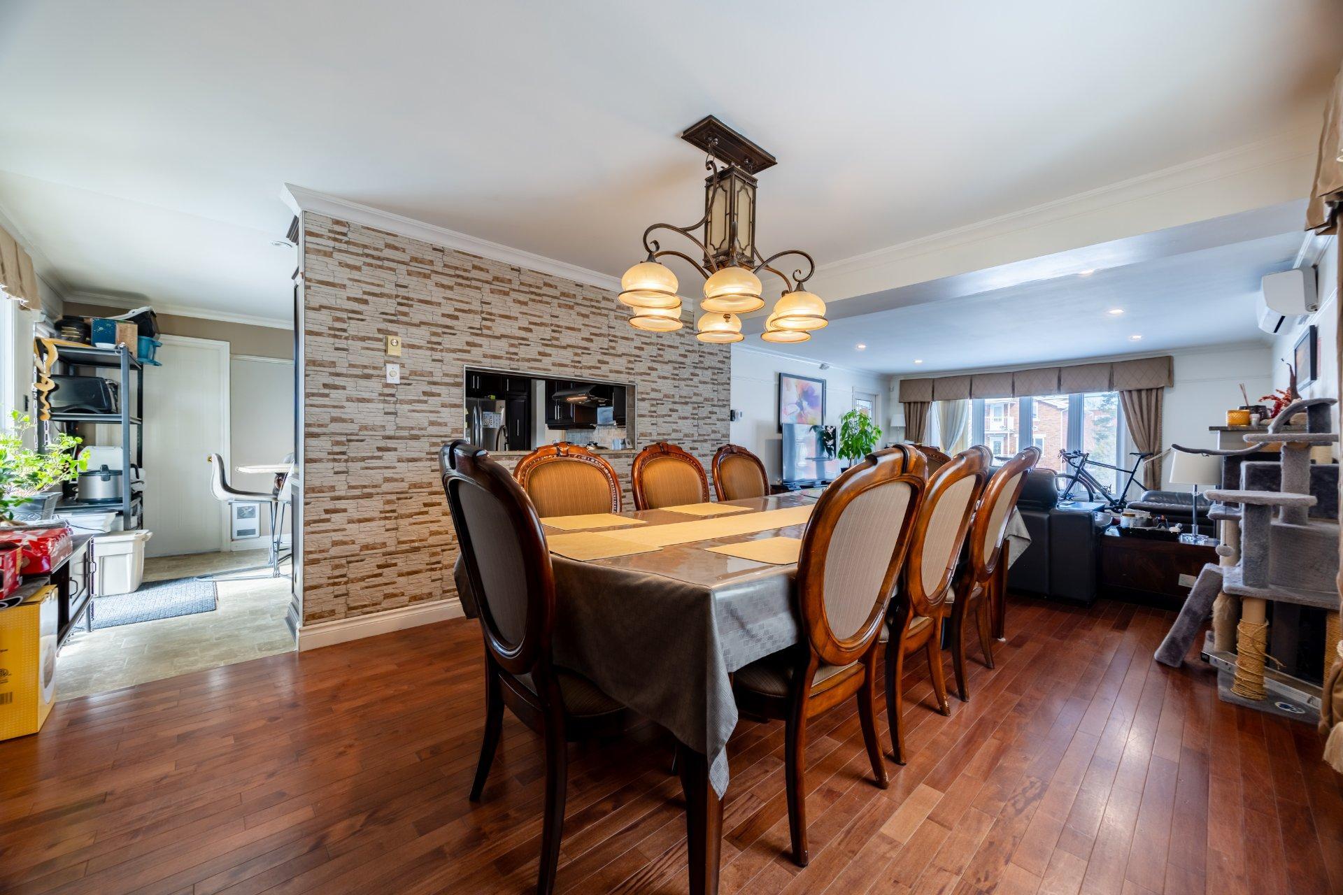 









3912

 - 3916


Grand Boulevard

,
Longueuil (Saint-Hubert),




QC
J4T2M5

