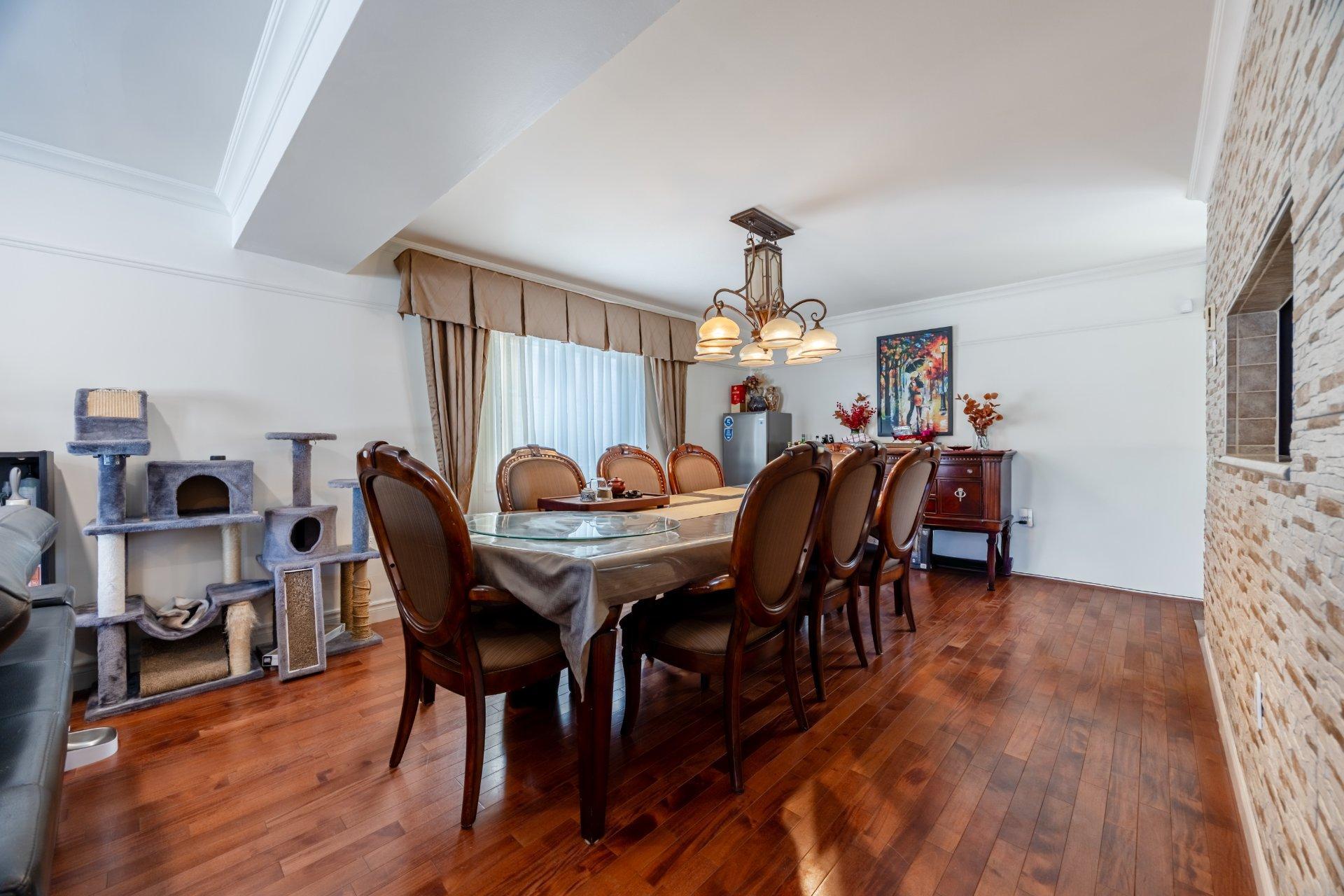 









3912

 - 3916


Grand Boulevard

,
Longueuil (Saint-Hubert),




QC
J4T2M5

