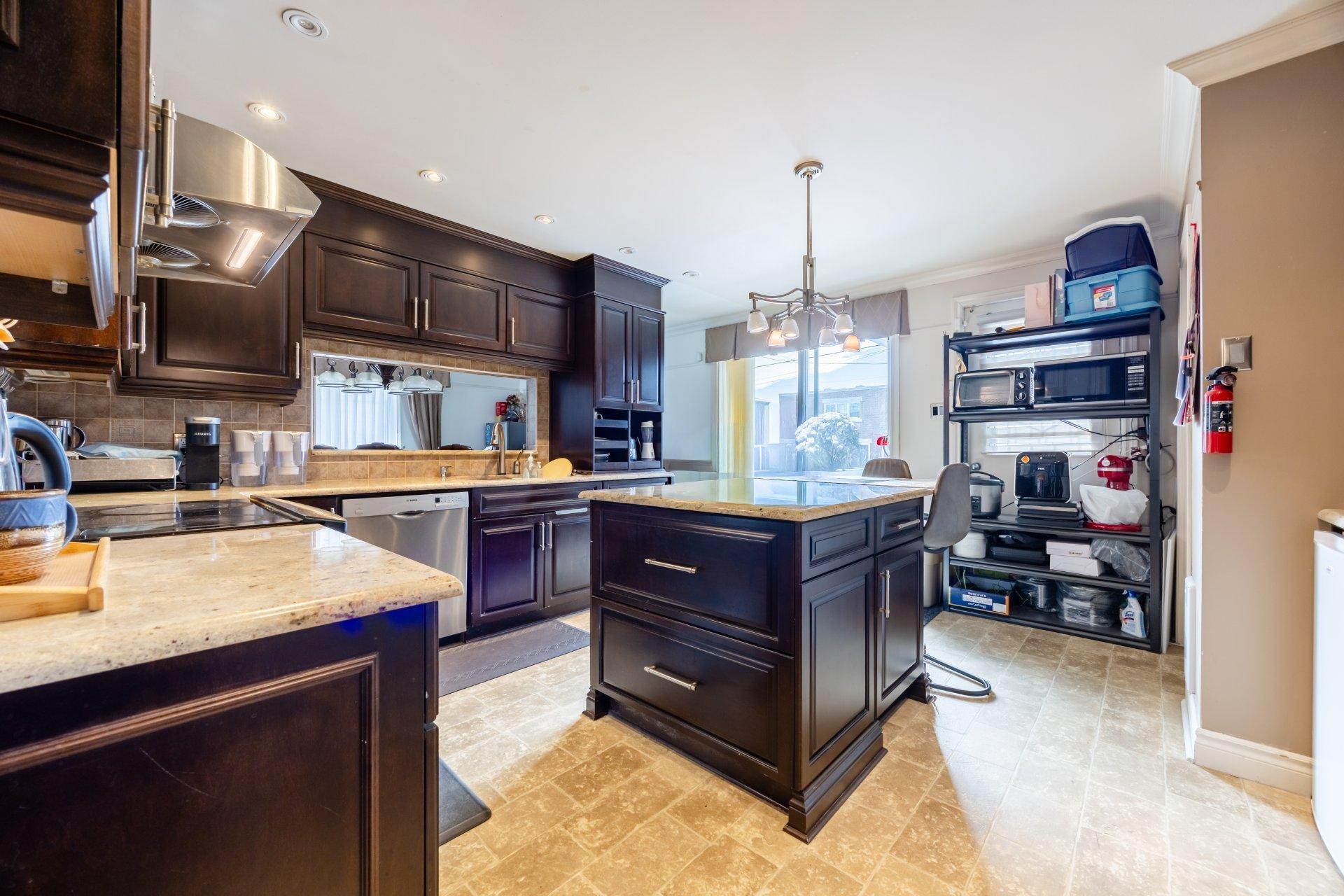 









3912

 - 3916


Grand Boulevard

,
Longueuil (Saint-Hubert),




QC
J4T2M5

