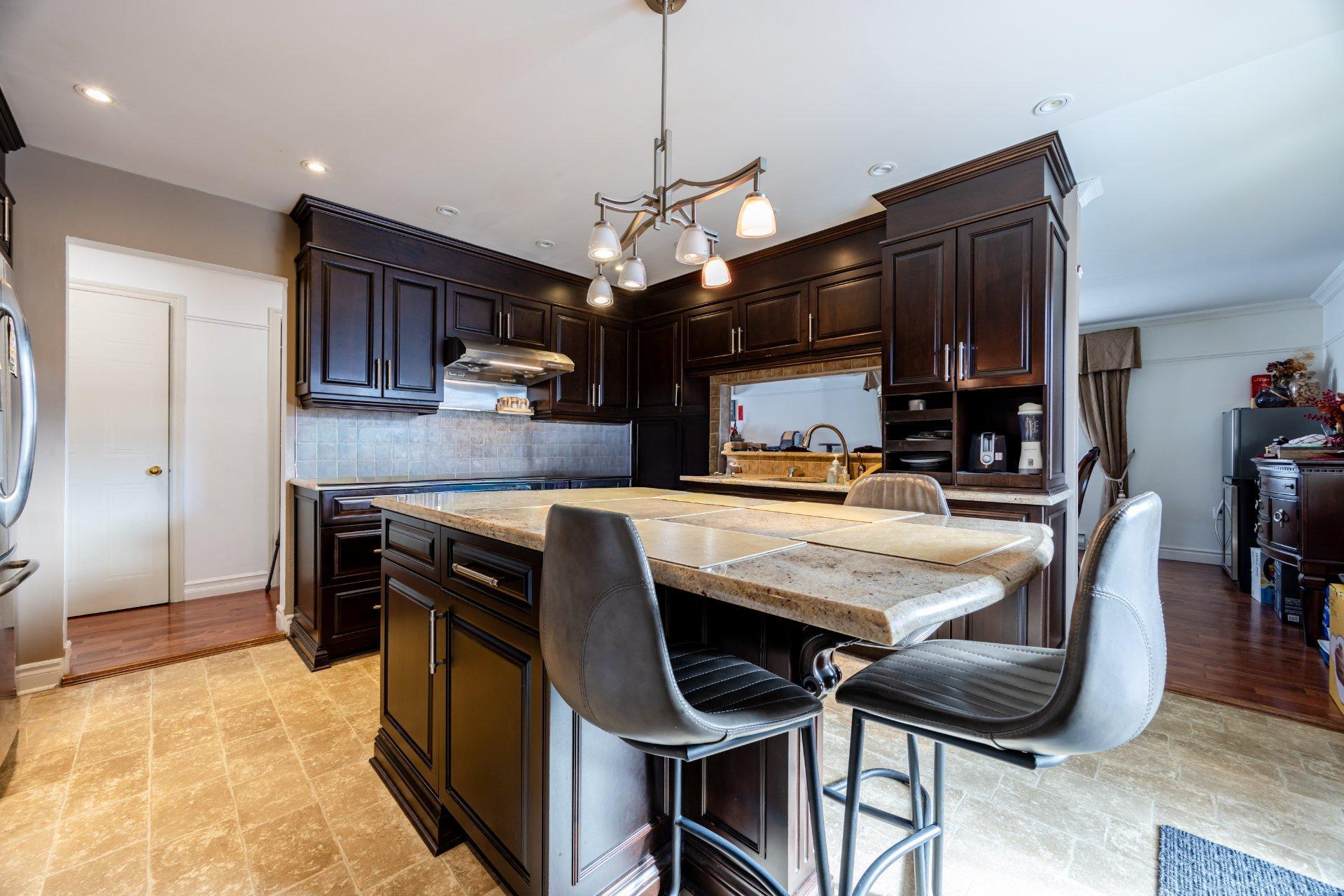 









3912

 - 3916


Grand Boulevard

,
Longueuil (Saint-Hubert),




QC
J4T2M5

