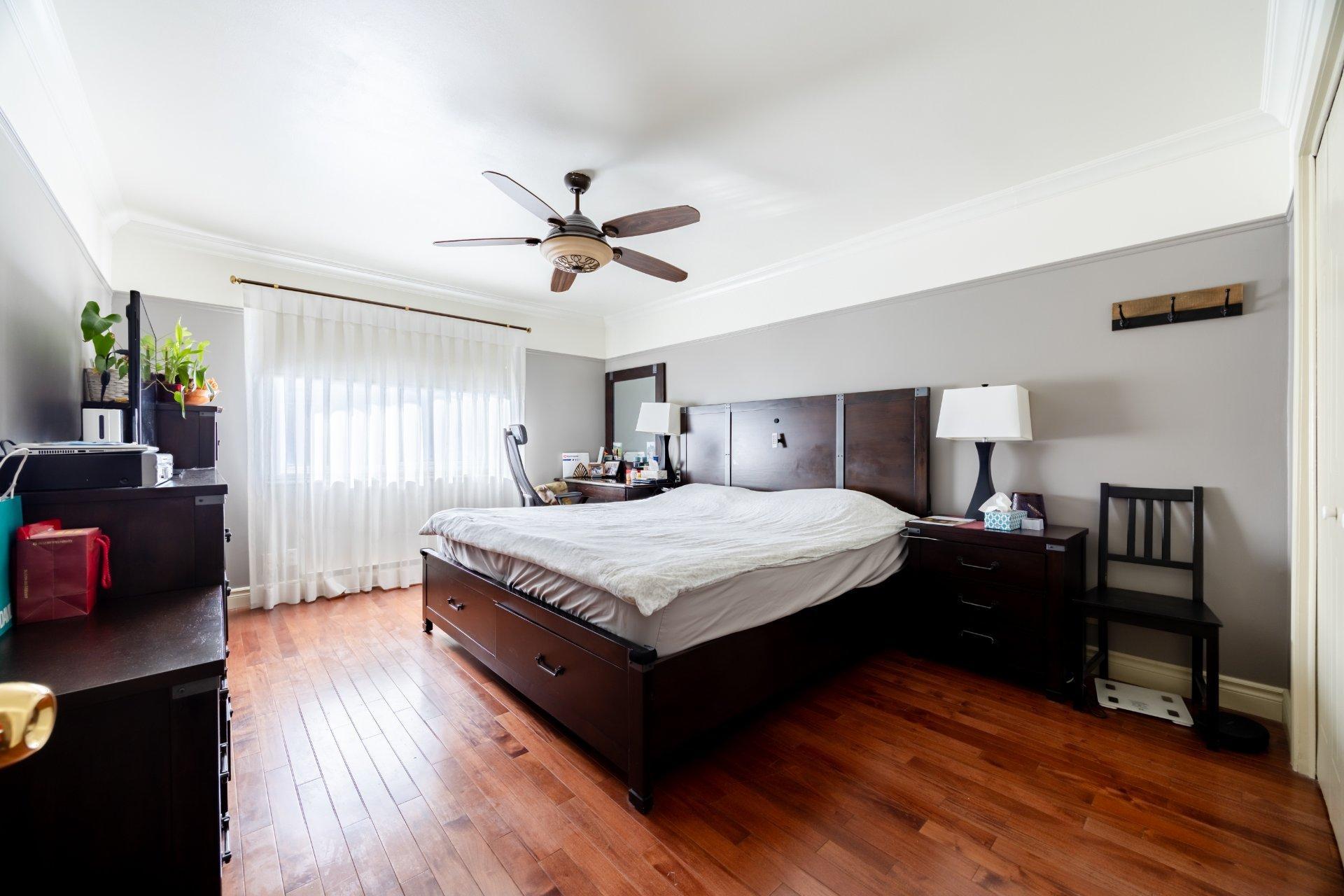 









3912

 - 3916


Grand Boulevard

,
Longueuil (Saint-Hubert),




QC
J4T2M5

