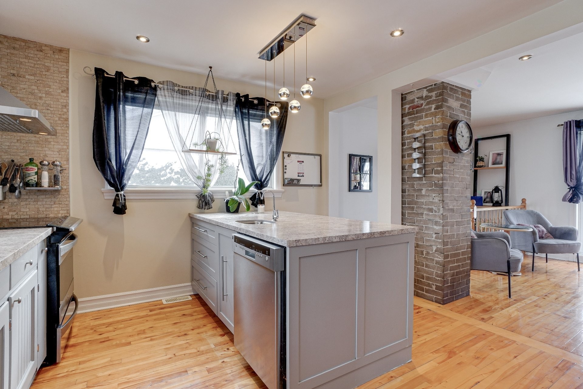 









18


Rue Archambault

,
Charlemagne,




QC
J5Z1Z8

