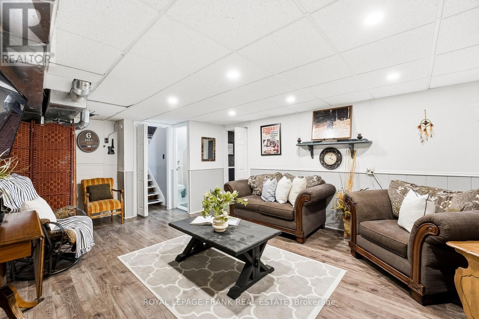 












89 ALLAN STREET

,
Scugog (Port Perry),




Ontario
L9L1E6

