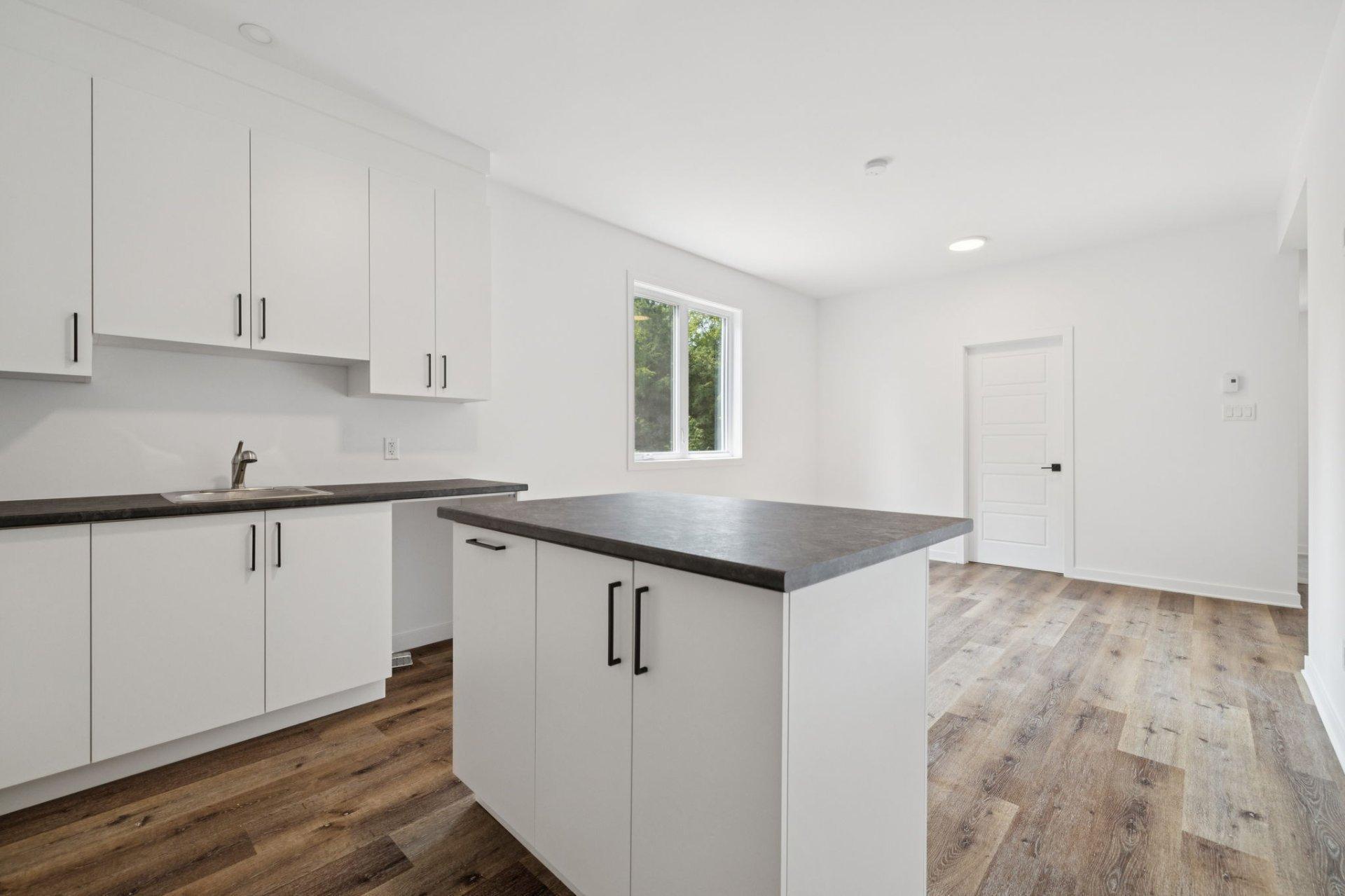 









66


Ch. des Lueurs

,
Val-des-Monts,




QC
J8N4J6

