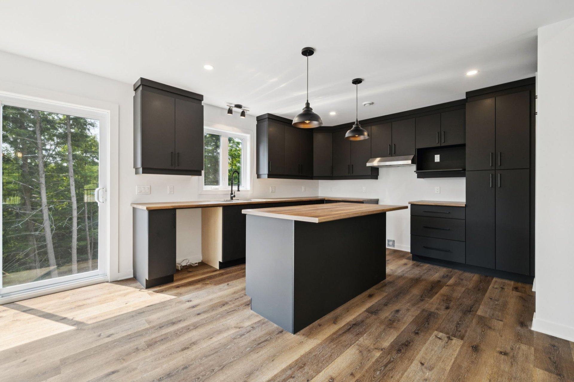 









66


Ch. des Lueurs

,
Val-des-Monts,




QC
J8N4J6

