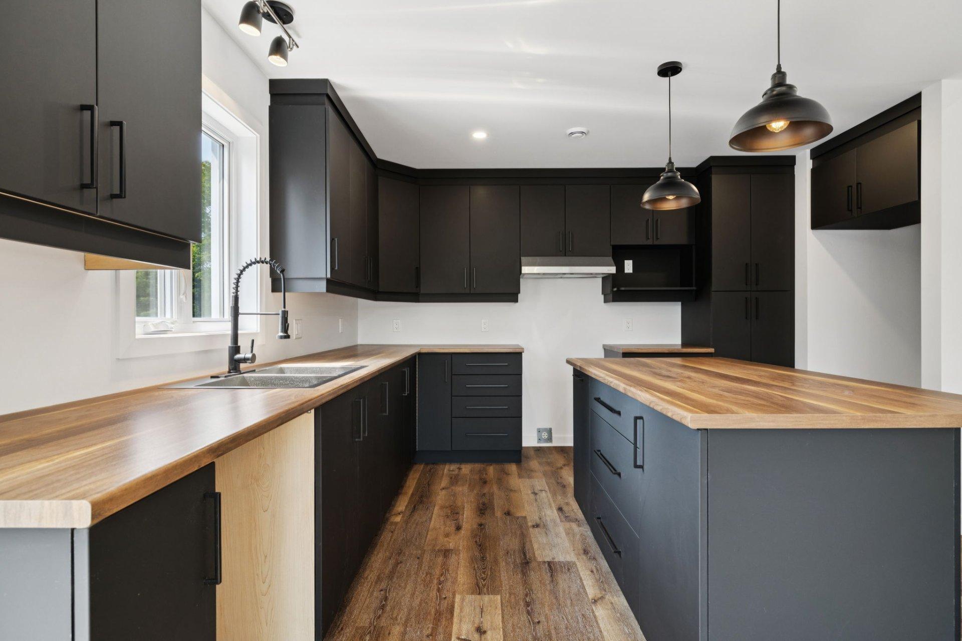 









66


Ch. des Lueurs

,
Val-des-Monts,




QC
J8N4J6

