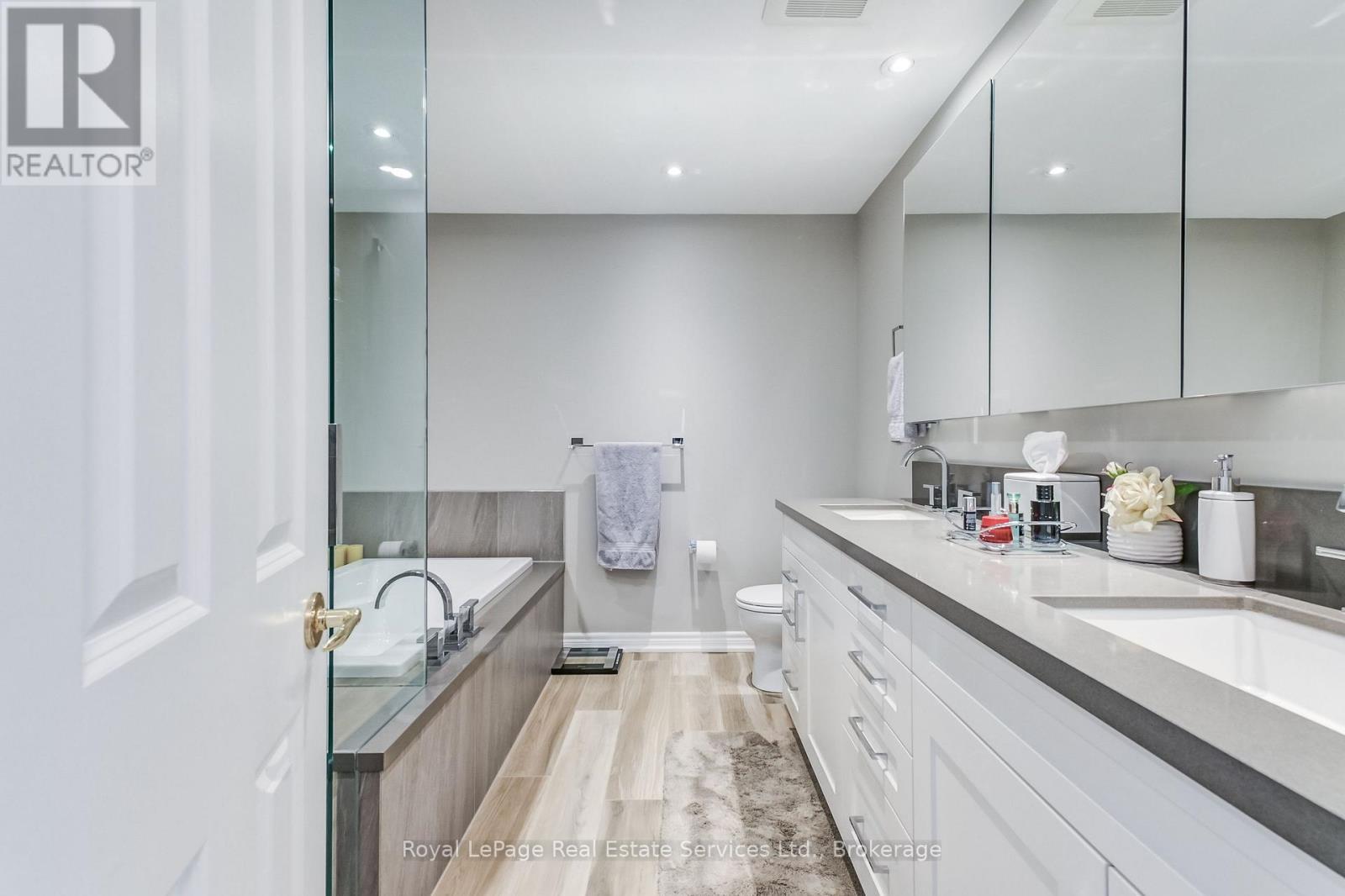 












PH1 - 60 OLD MILL ROAD

,
Oakville (OO Old Oakville),




Ontario
L6J7V9

