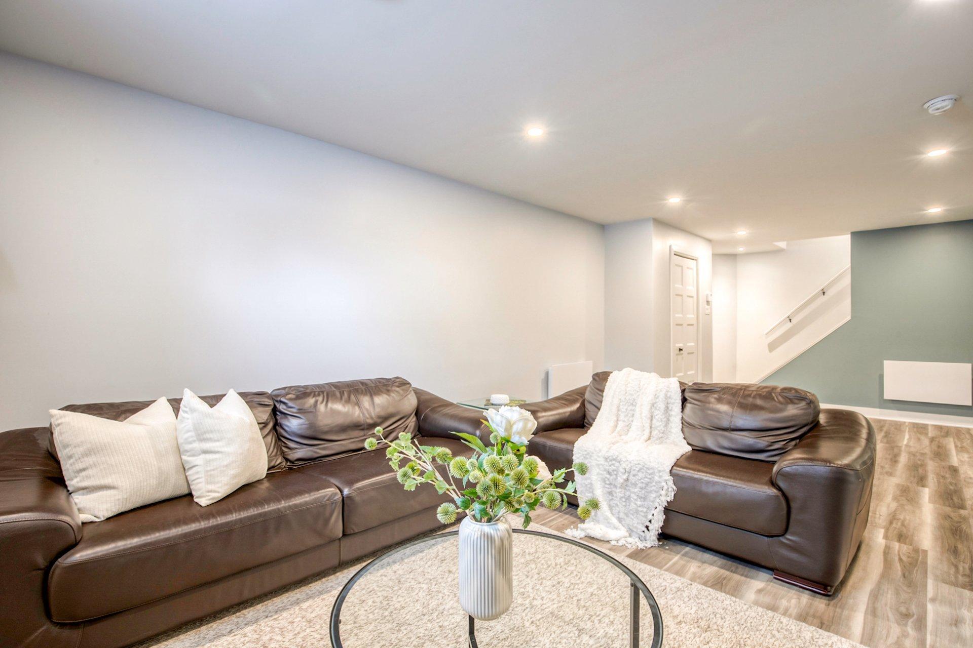 









1984


Rue La Corne

,
Saint-Bruno-de-Montarville,




QC
J3V4Z9

