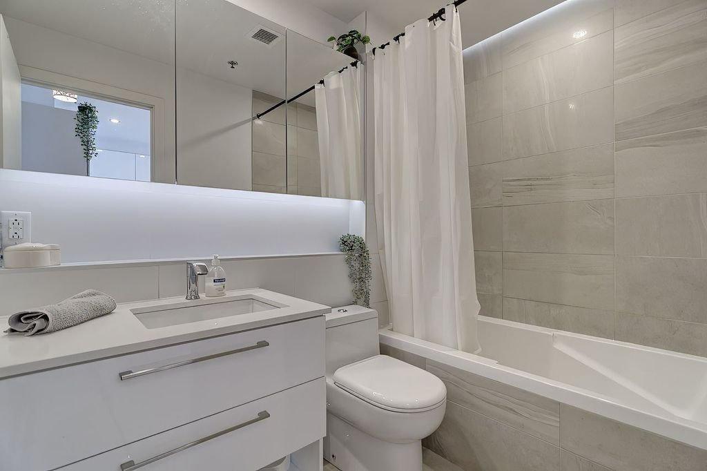 









2020


Boul. René-Lévesque O.

, 816,
Montréal (Ville-Marie),




QC
H3H0B4

