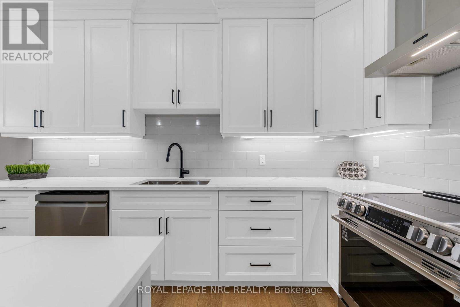 












738 CLARENCE STREET

,
Port Colborne (Sugarloaf),




Ontario
L3K0A8

