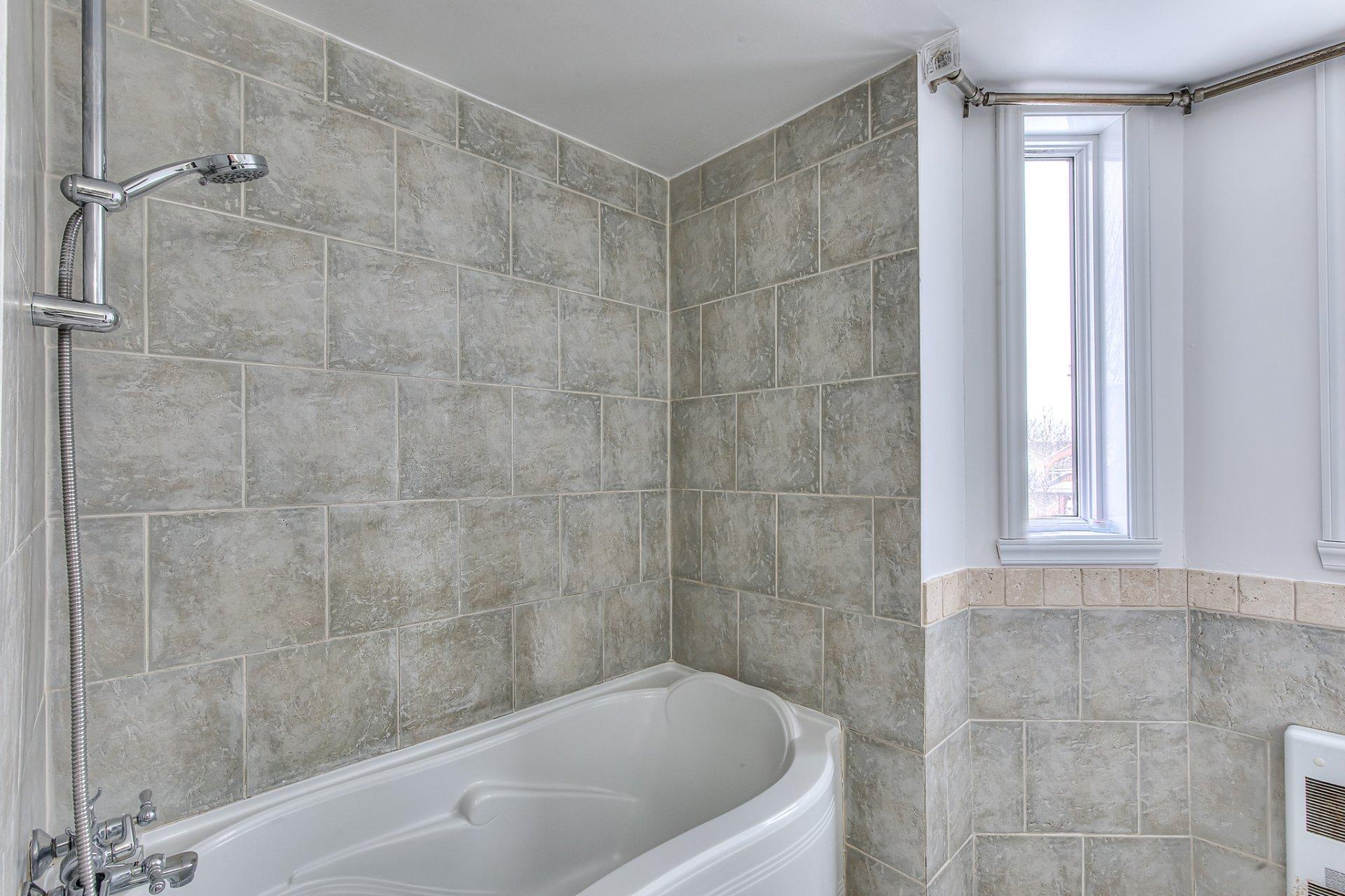 









3045


Rue Pierre-Thomas-Hurteau

, 4,
Longueuil (Saint-Hubert),




QC
J3Y8K6

